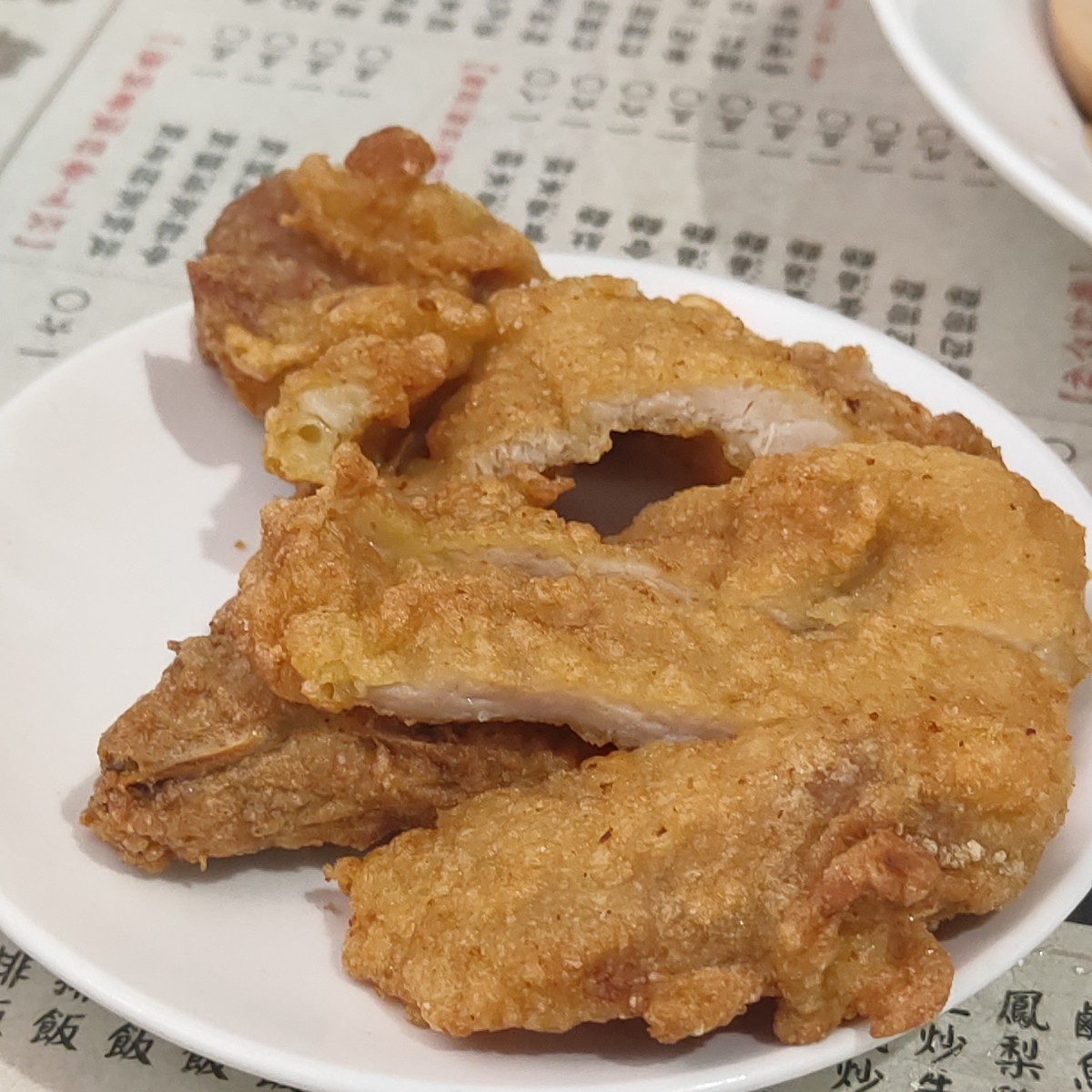 香港鑫華茶餐廳 のレストランの写真：炸豬排：很像炸雞排很香 by雷姆踩點筆記 