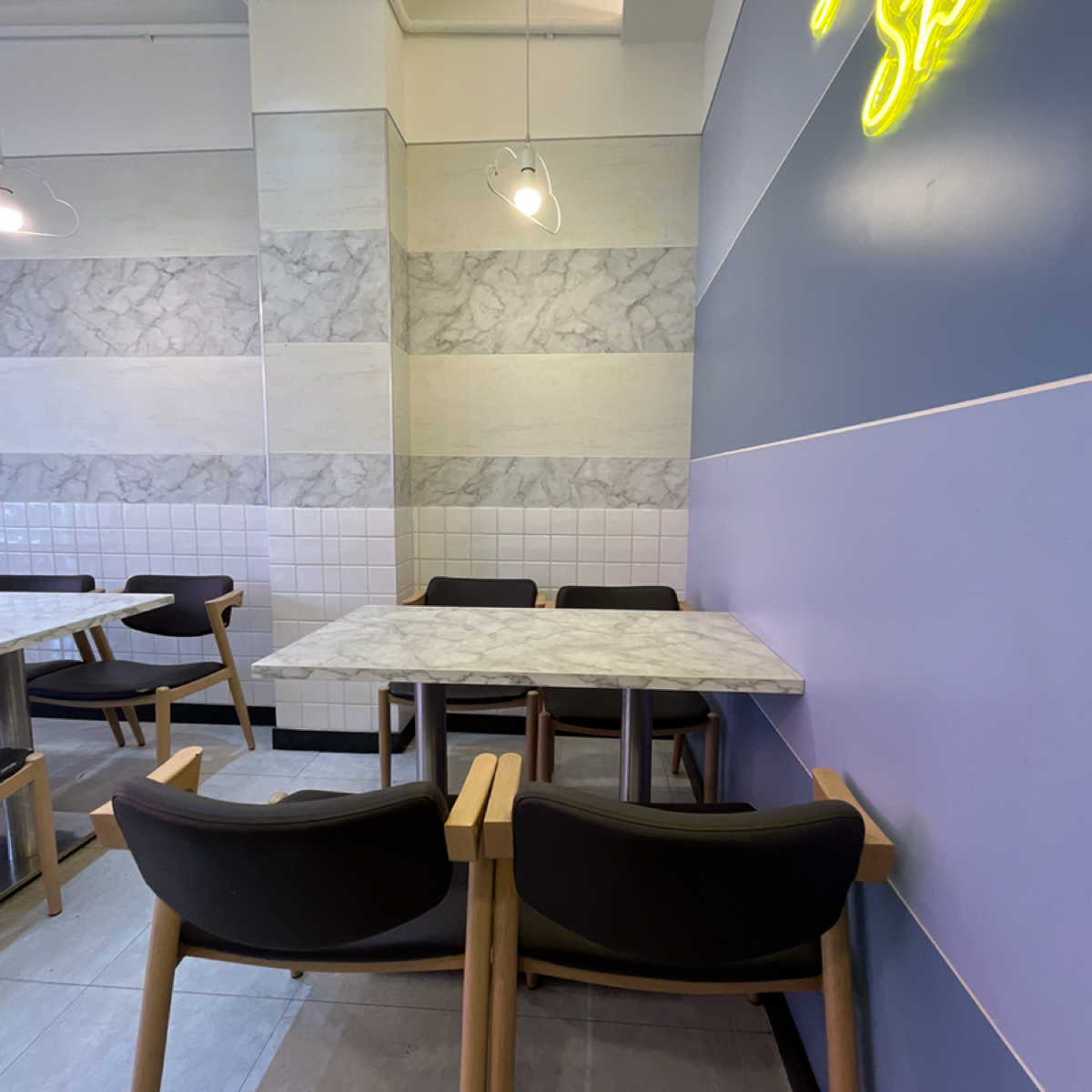 梁社漢排骨 台東大同店 的外觀氛圍圖片：內用的空間不大，但滿舒服的。 由Yo 拍攝