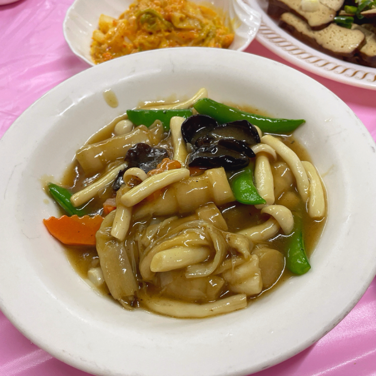 Meal image of 熊家萬巒豬腳: 菌菇甘蔗苗 $260
覺得很特別的一道菜，裡面應該有2-3種菇，搭上紅蘿蔔、豌豆，再炒甘蔗苗。
甘蔗 shot by 一刻又一嗑