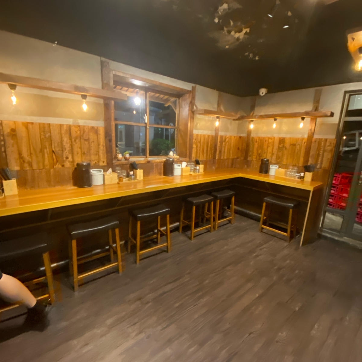 Vibe image of 隱家拉麵 士林店: 內用桌 shot by 美食肥之豬
