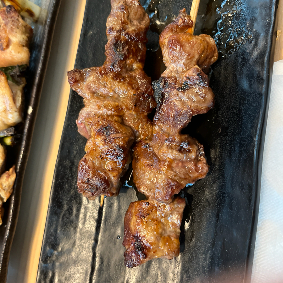 鳥貴族 Torikizoku 新光三越台北南西店 的餐點圖片：醬燒牛肉串，新臺幣$100元，醬汁味道不錯，牛肉每塊也滿多，一樣一口一個剛好。 由打工仔 拍攝