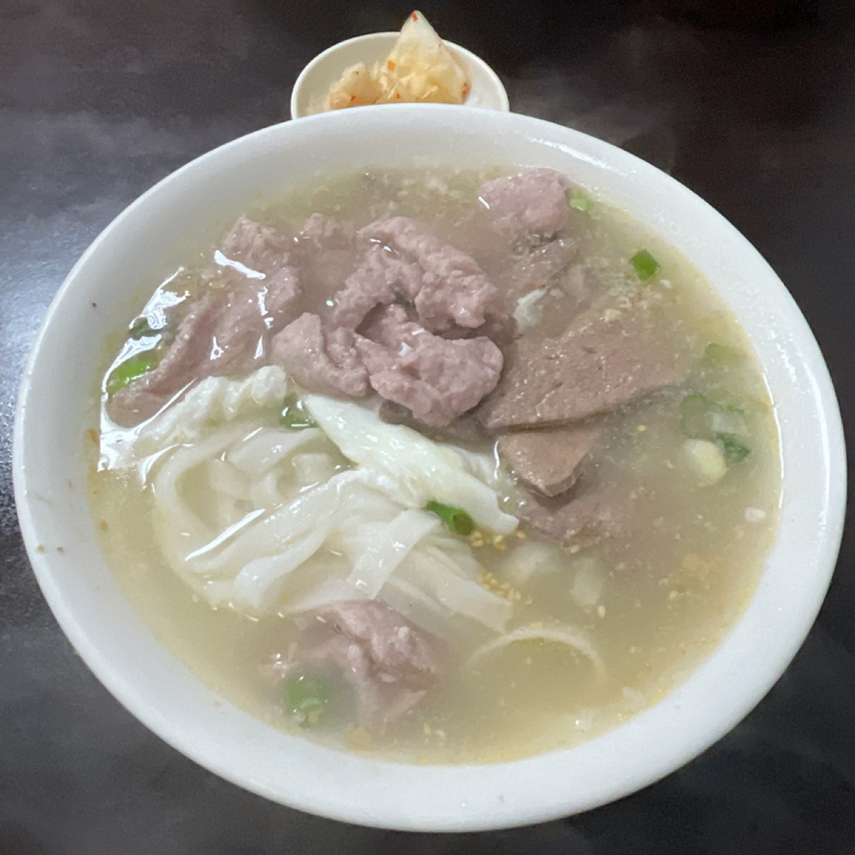 臘戍米干 のレストランの写真：米線本人。裡面的料我不敢說你會不會喜歡，但湯的鮮度無庸置疑。 byYo 