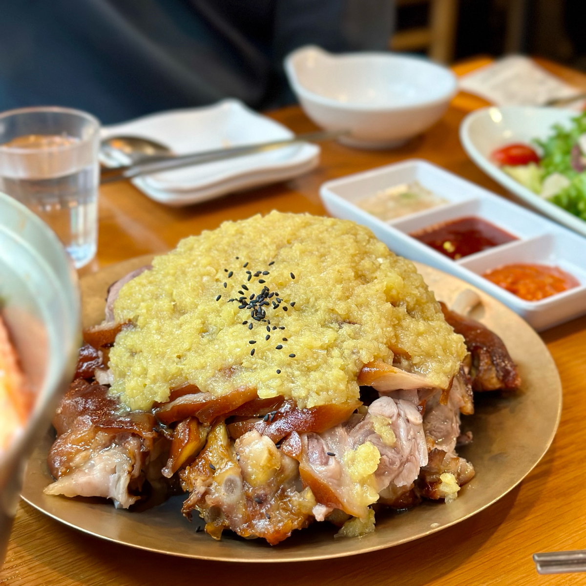 미쓰족발 홍대점 のレストランの写真：Real Garlic Jokbal(₩41000) by吃曼 