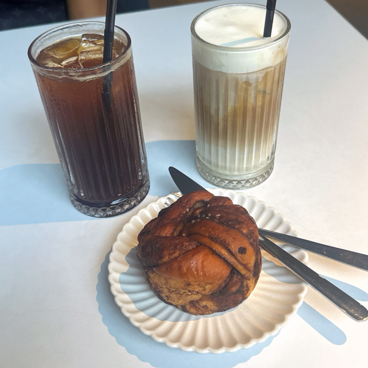 Meal image of 瀑布3号: ▪️ 冰美式 $180
▪️ 冰卡布奇諾 $190

冰美式的價格我覺得真的偏高，有點偏苦，
不過在 shot by 草莓肉鬆蛋吐司