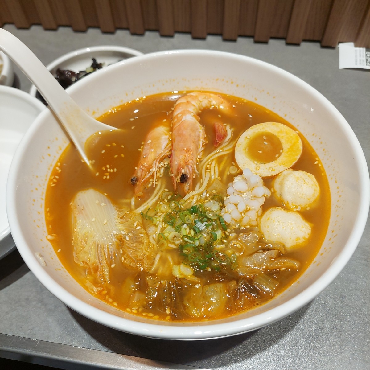鷄原麵屋 のレストランの写真：罈香酸菜鮮蝦麵 by永遠的新手 