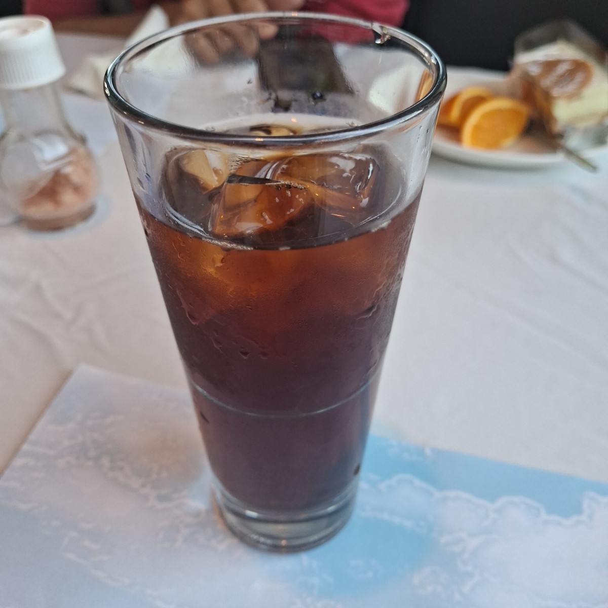 聖托里尼海景餐廳 的餐點圖片：紅茶本身糖度不算高，我後面還拿了鬆餅的蜂蜜來加，加下去挺好喝的😂 由美食肥之豬 拍攝
