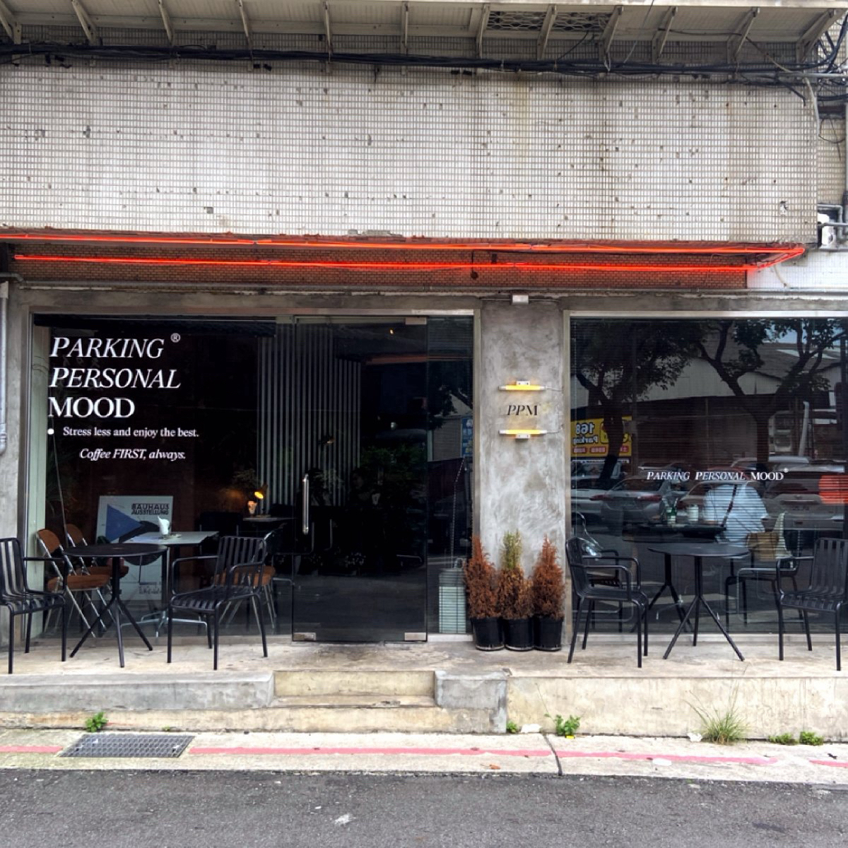 Vibe image of PPM Cafe&amp;Bar: 工業風店門口 shot by 每個人都在找他的貓