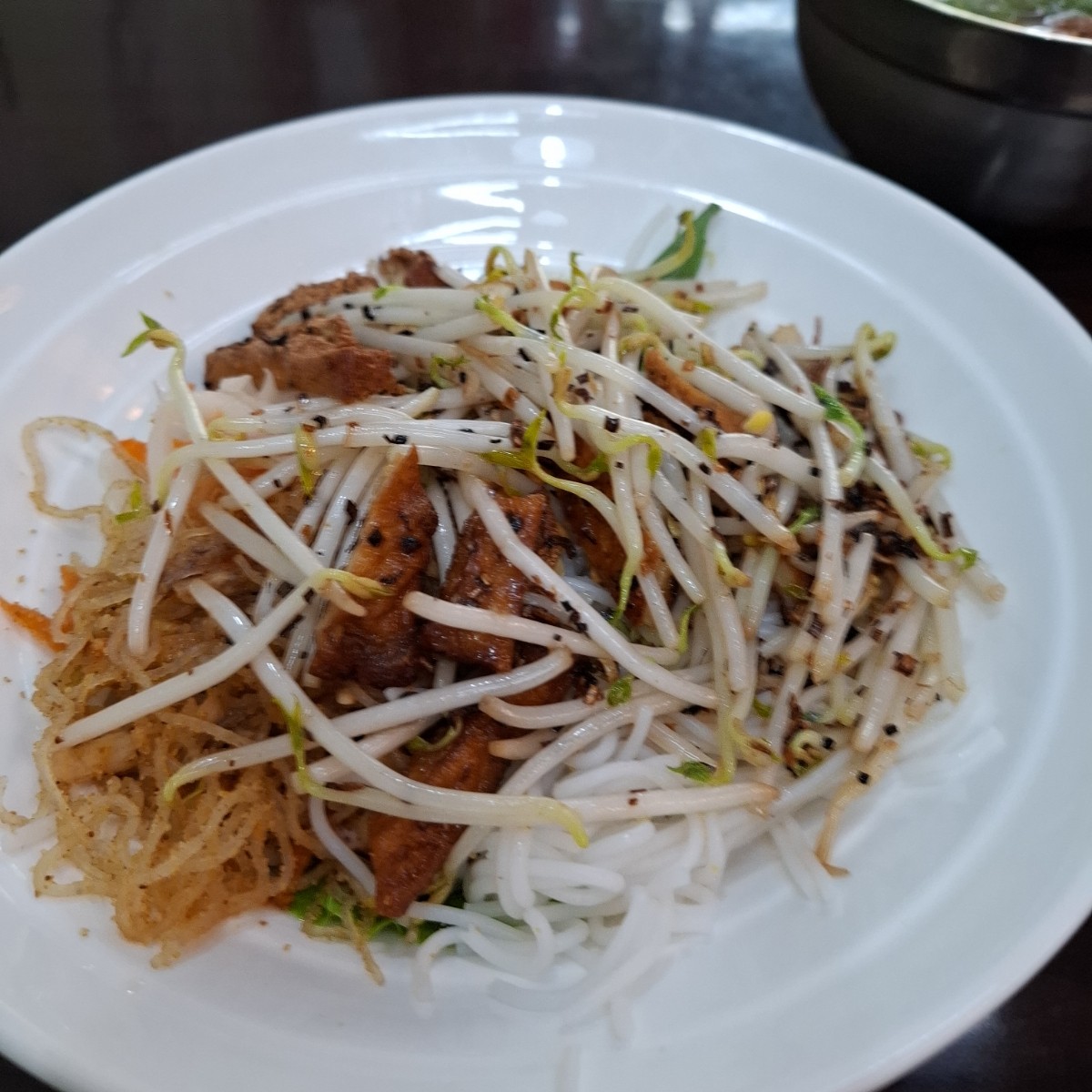 Meal image of 蓮花創越素食: 香茅米線，九層塔和配菜等在麵下層沒拍到 shot by Rita981