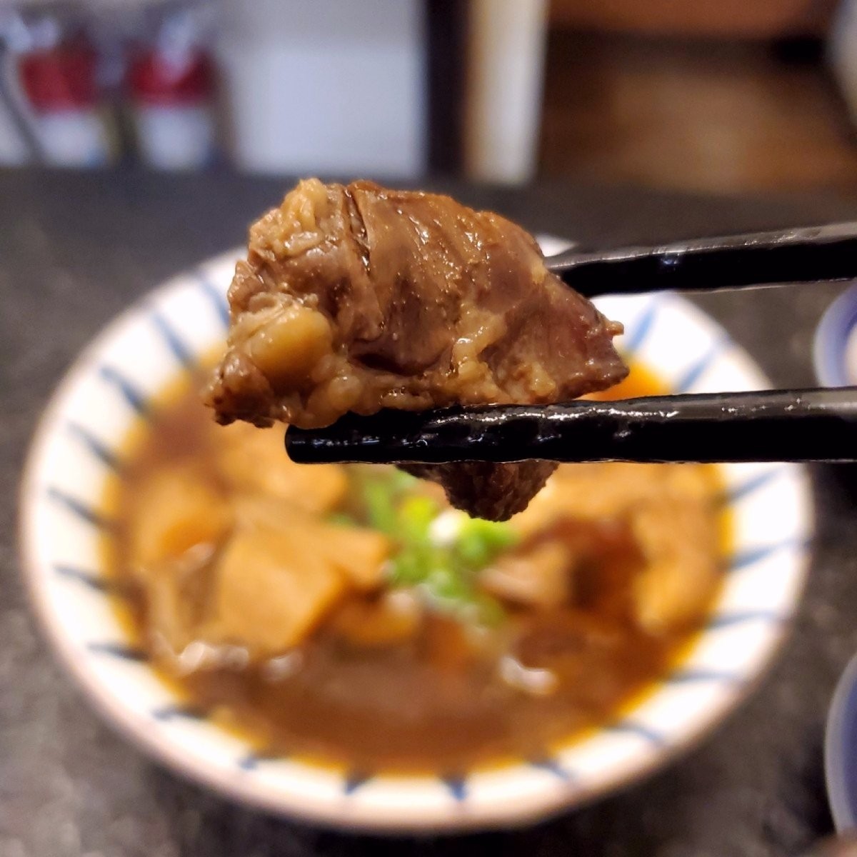 Meal image of 榕樹下王董牛肉麵: 我挾起一塊牛肉輕輕放入口中，
肉質非常軟嫩，老闆燉煮的很好，完全不會
乾柴或過硬！牛肉咬起來還帶點湯 shot by 吃貨胖胖
