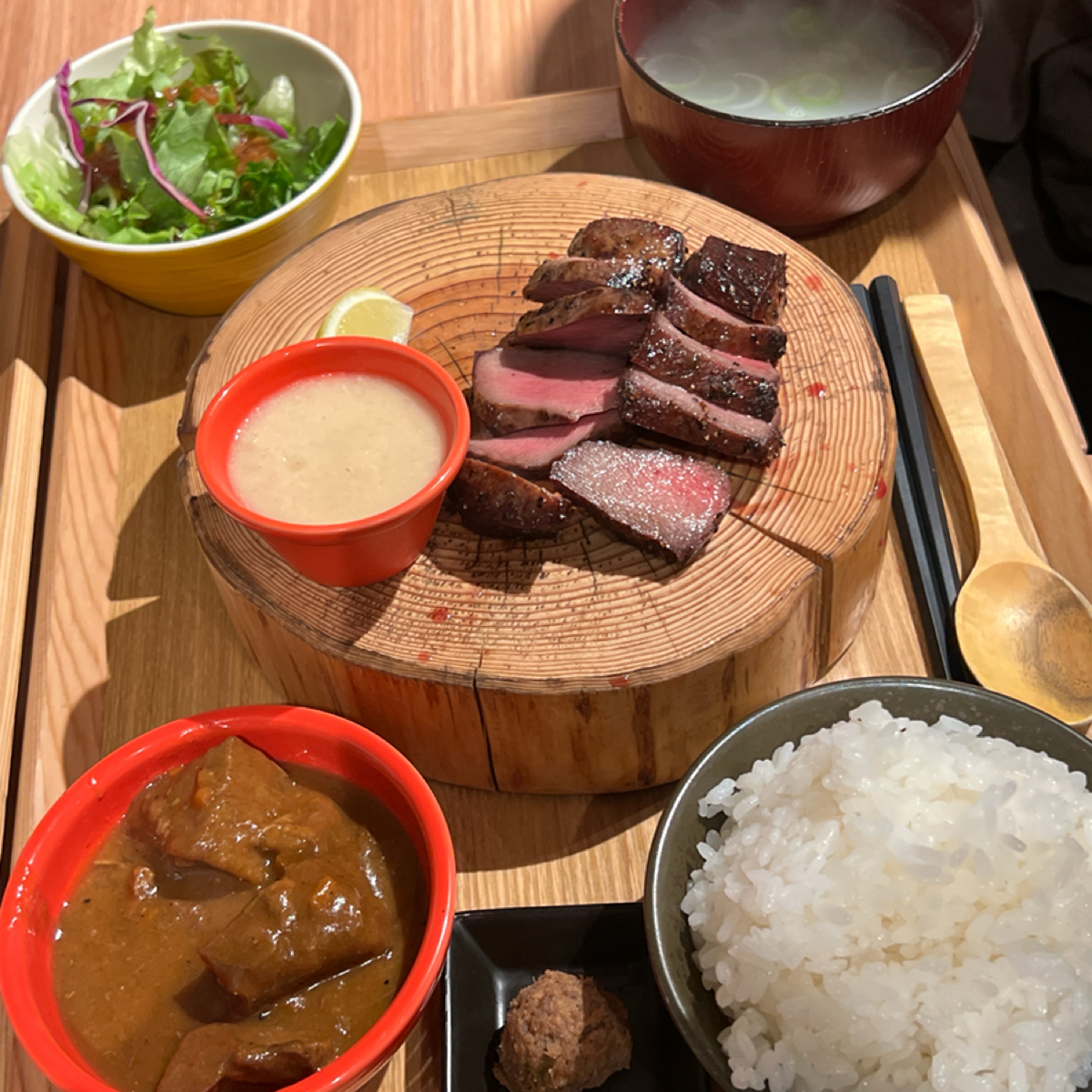 Meal image of 新宿焼肉 牛たんの檸檬  大阪本店: 厚切り牛たんと羽釜炊きごはん定食（2,500日圓） shot by 七咪