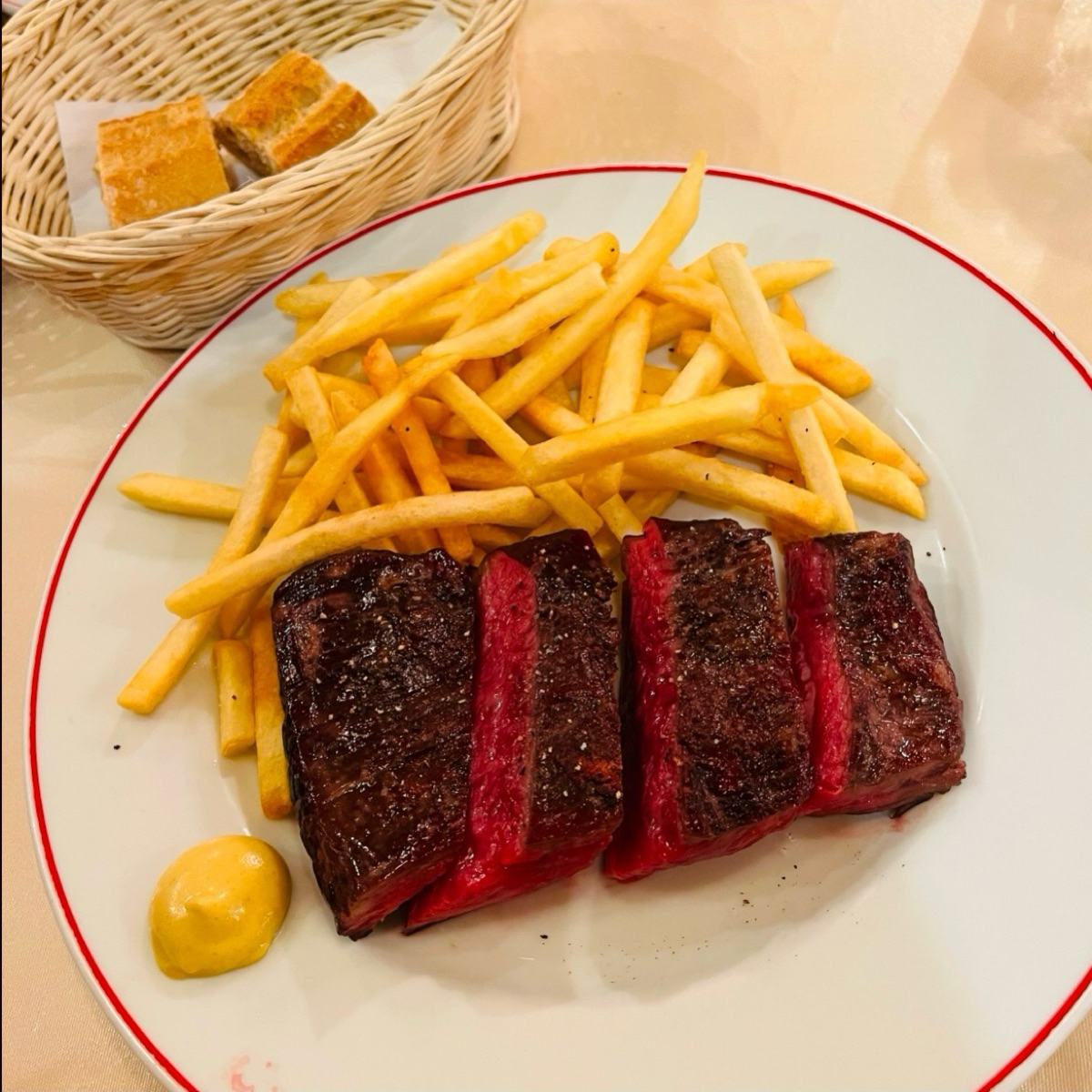 パリのワイン食堂 東銀座店 のレストランの写真：US産ブラックアンガス牛（リブロース）のステーキ（フライドポテト添え） byはらぺこちゃん 