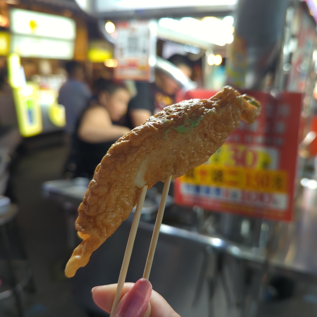 東港旗魚黑輪 のレストランの写真：🥢旗魚黑輪 $15&#x2F;串 (低消為2串)
老闆娘現炸，拿到手上覺得是燙到一個不行，原諒我叉了很久才叉 by美食玩很大 