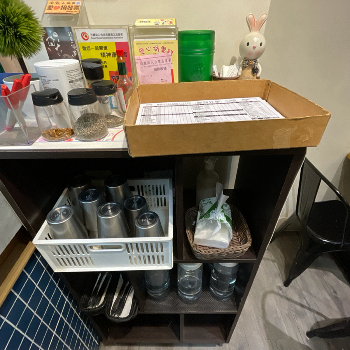 克萊樂創義料理 の雰囲気の写真：近來直接在這拿菜單填寫。飲用水自取。這也有胡椒粉等調味罐。 byFreddy Liu 