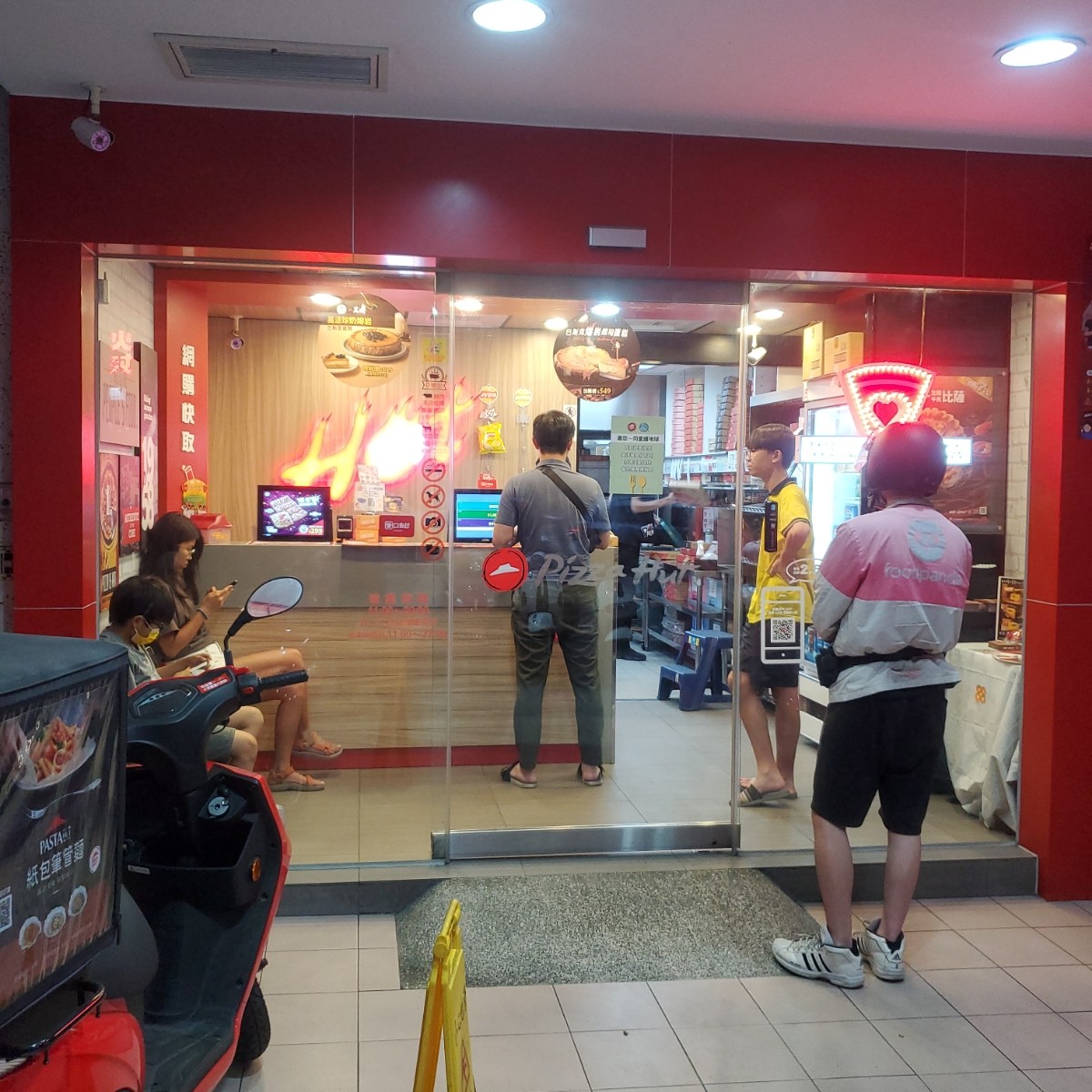 Vibe image of PIZZA HUT必勝客 台中山西店: 店舖外觀（4） shot by 吃貨胖胖