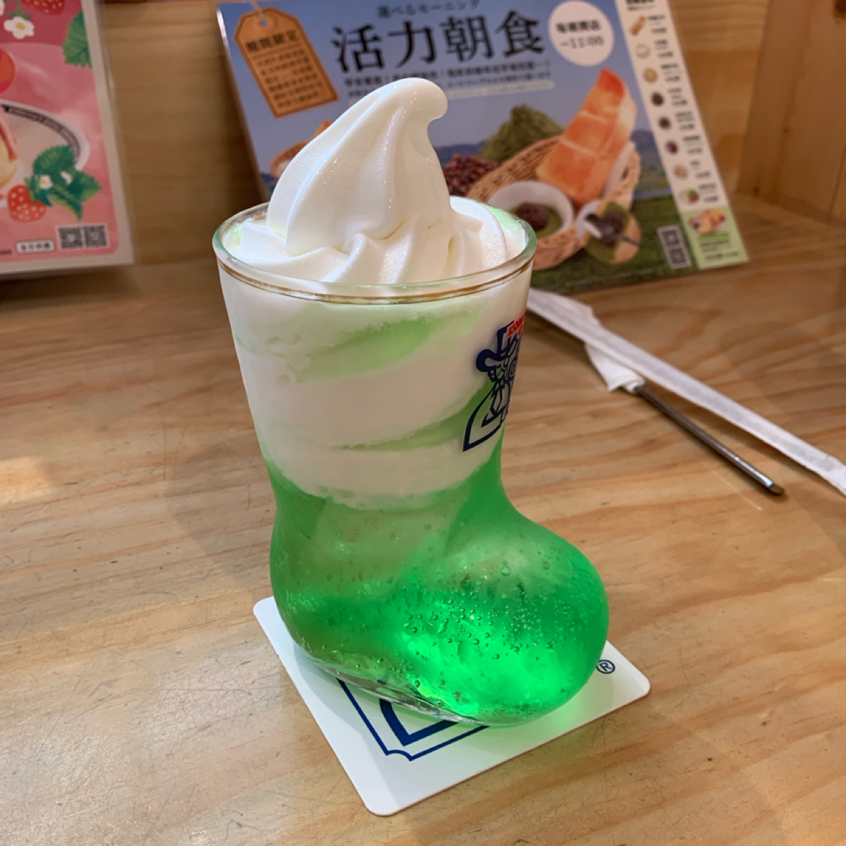 Meal image of 客美多咖啡 Komeda&#39;s Coffee 市府店: 飲料點了哈密瓜蘇打，可說是日本喫茶店常見經典飲品了。靴狀杯雖然可愛，容量實在太小了，過半的冰淇淋比例 shot by Food Scouter