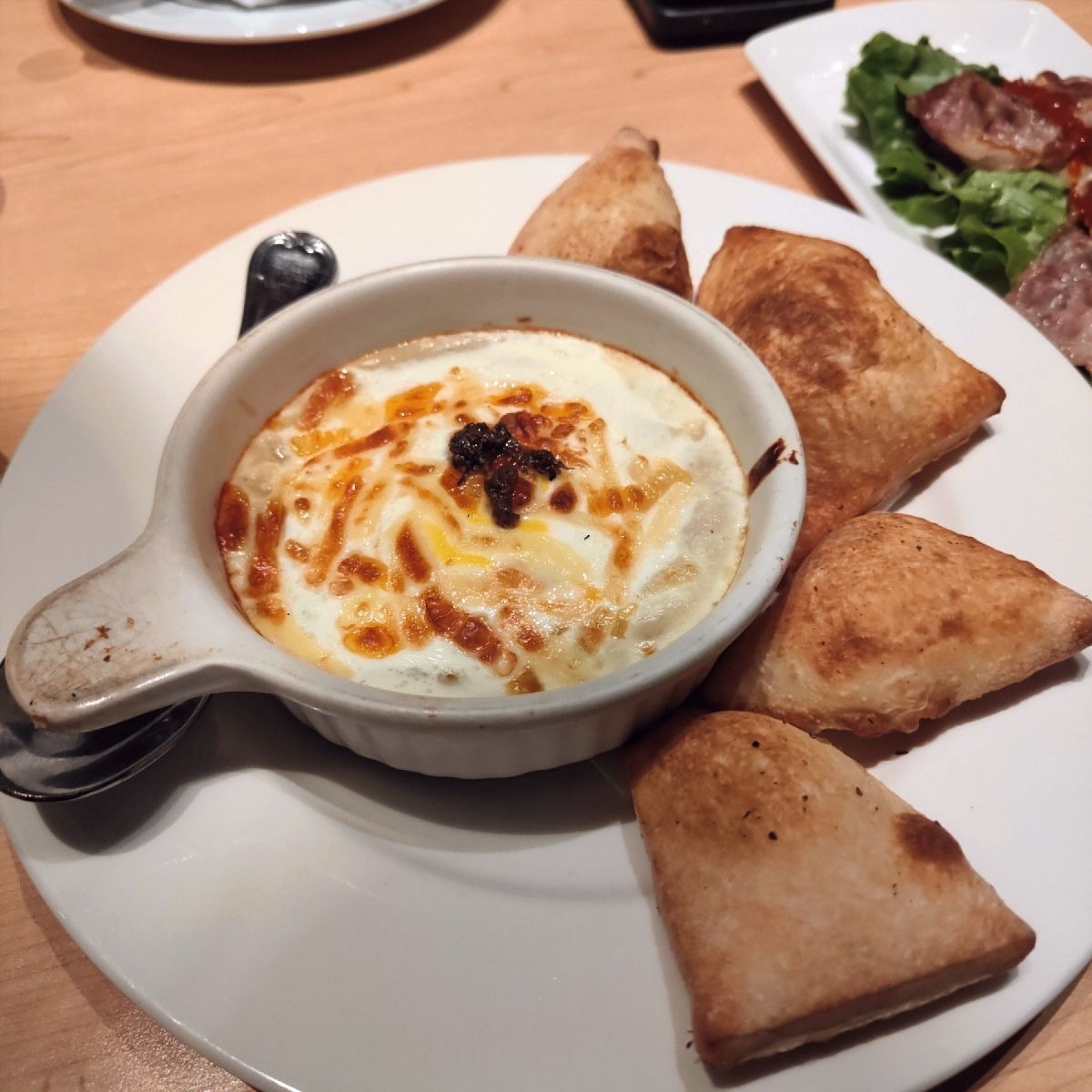 義式屋古拉爵 南港中信店 的餐點圖片：松露馬鈴薯佛卡夏 由雷姆踩點筆記 拍攝