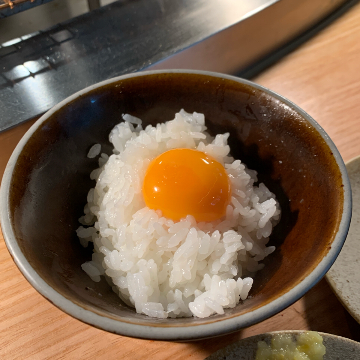 挽肉と米 台北華山 のレストランの写真：白飯則為免費續加，廚師會主動詢問或須向廚師提出，飯粒品質口感佳，唯可惜的是盛裝外觀嫌差，餐廳管理者應 byFood Scouter 