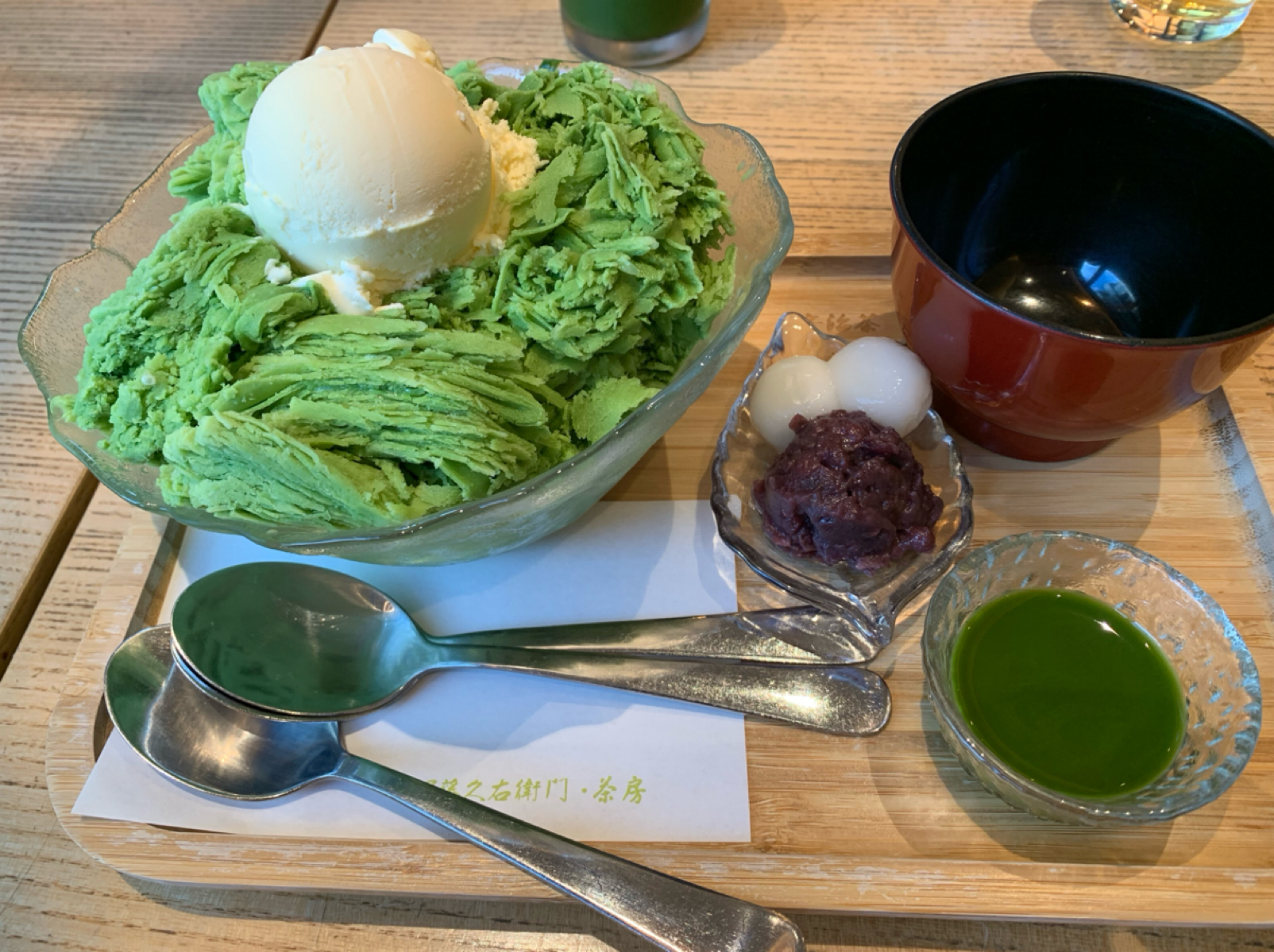 京都伊藤久右衛門 台灣海外直營店 のレストランの写真：抹茶煉乳宇治金時加套餐A加一杯冰抹茶（含抹茶凍），冰淇淋可說是抹茶甜點的經典品項了，爽口不膩，份量滿 byFood Scouter 