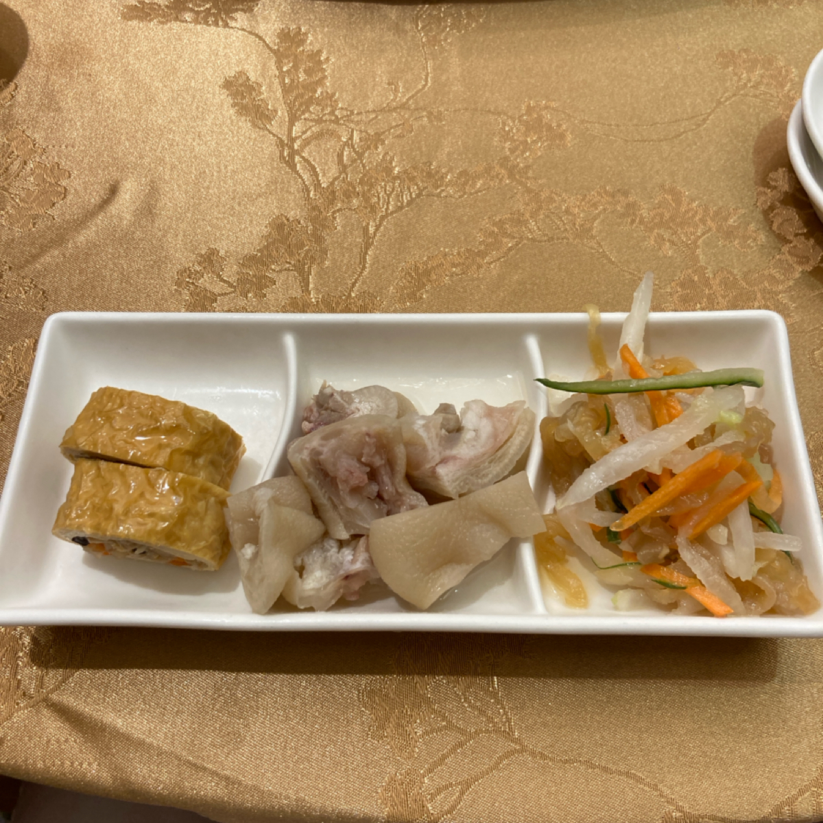 Meal image of 春申食府: 春申三拼 shot by 小蛙