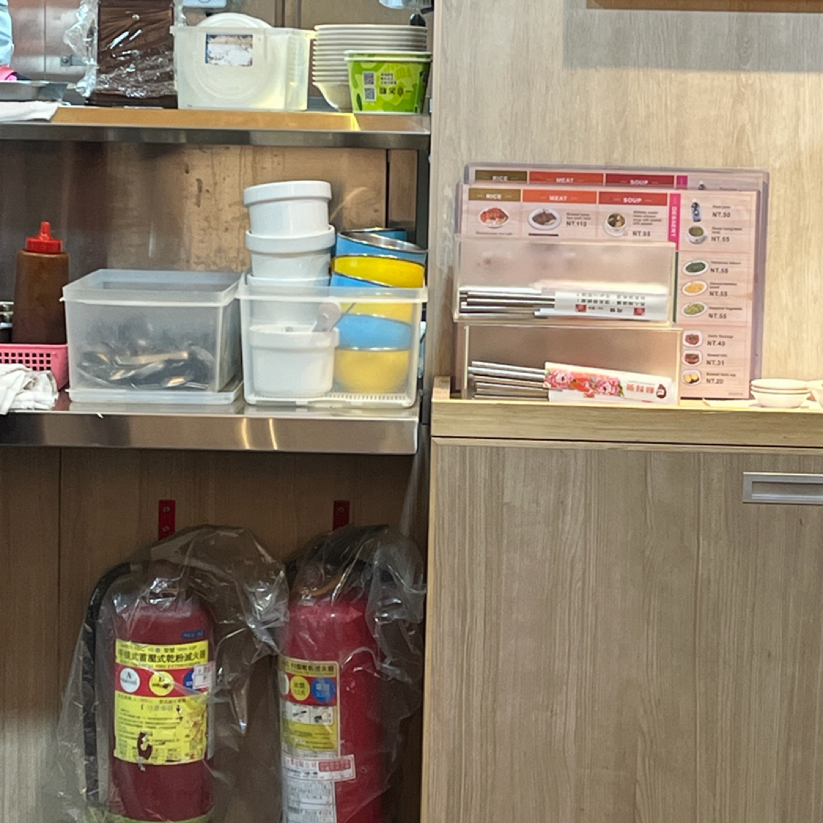 鬍鬚張魯肉飯(美食文化館) の雰囲気の写真：餐具醬料區 by珍珠奶綠 