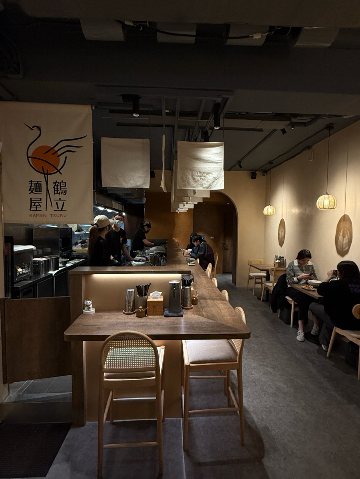 麵屋鶴立 の雰囲気の写真：店內木質調空間
用餐環境蠻寬敞的 by阿波卡 