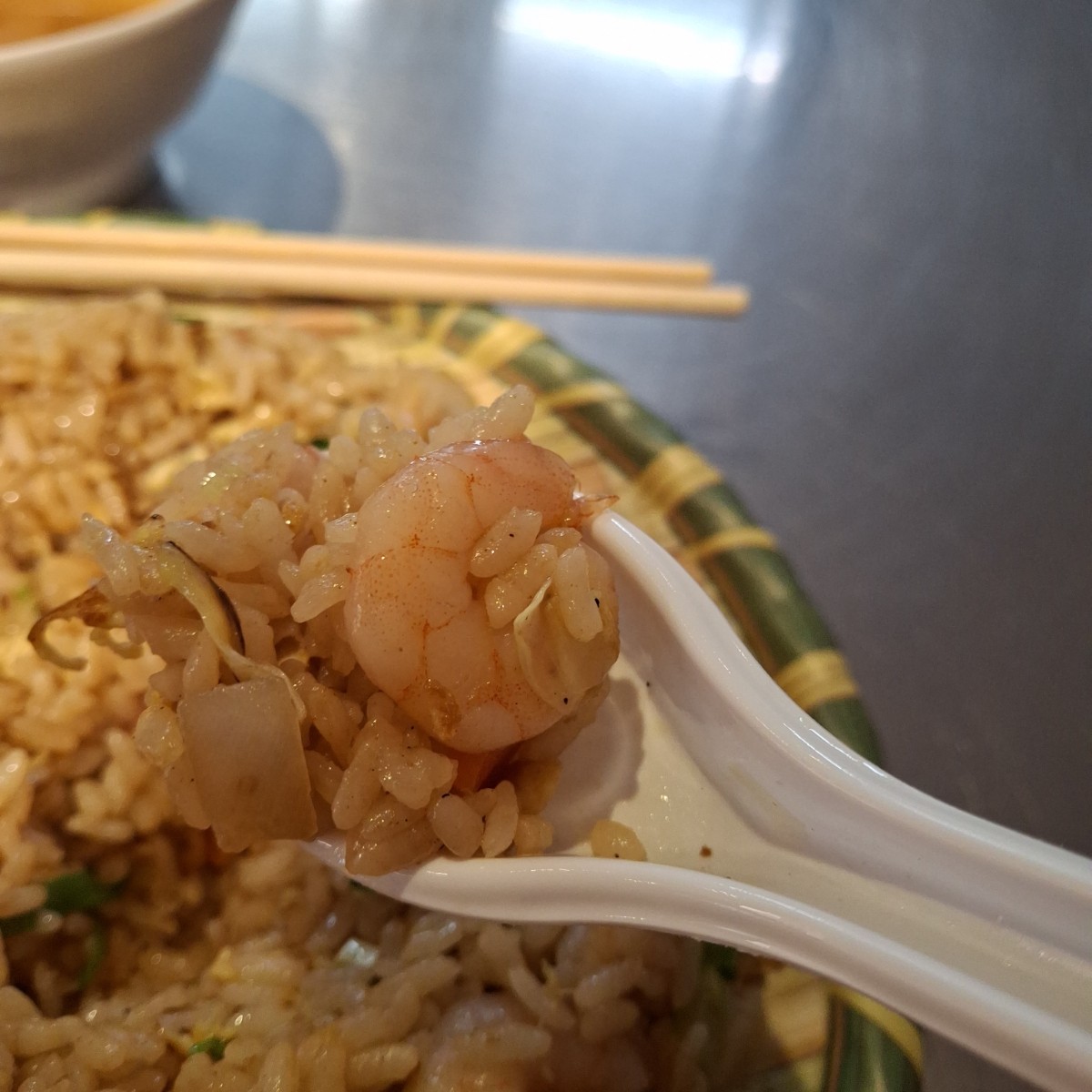 金亭味炒飯專賣 のレストランの写真：蝦仁滿大顆的，看看圖裡的，佔據了湯匙一大半🤣 by美食肥之豬 