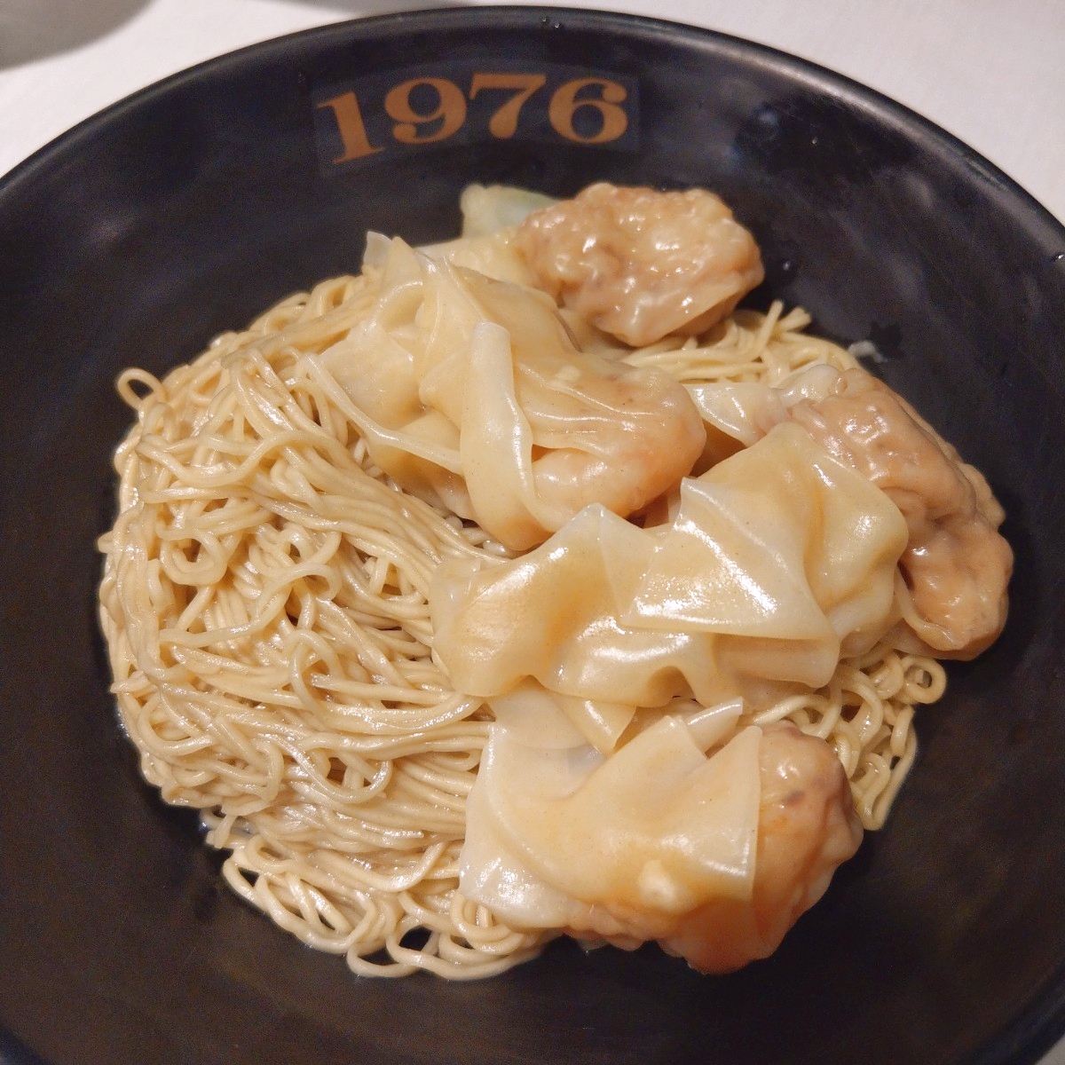 Meal image of 1976道地香港美食: 鮮蝦雲吞撈麵 $185
雲吞裡面包的蝦子很大顆
撈麵的粗細適中有嚼勁
調味很不錯 shot by IN老師