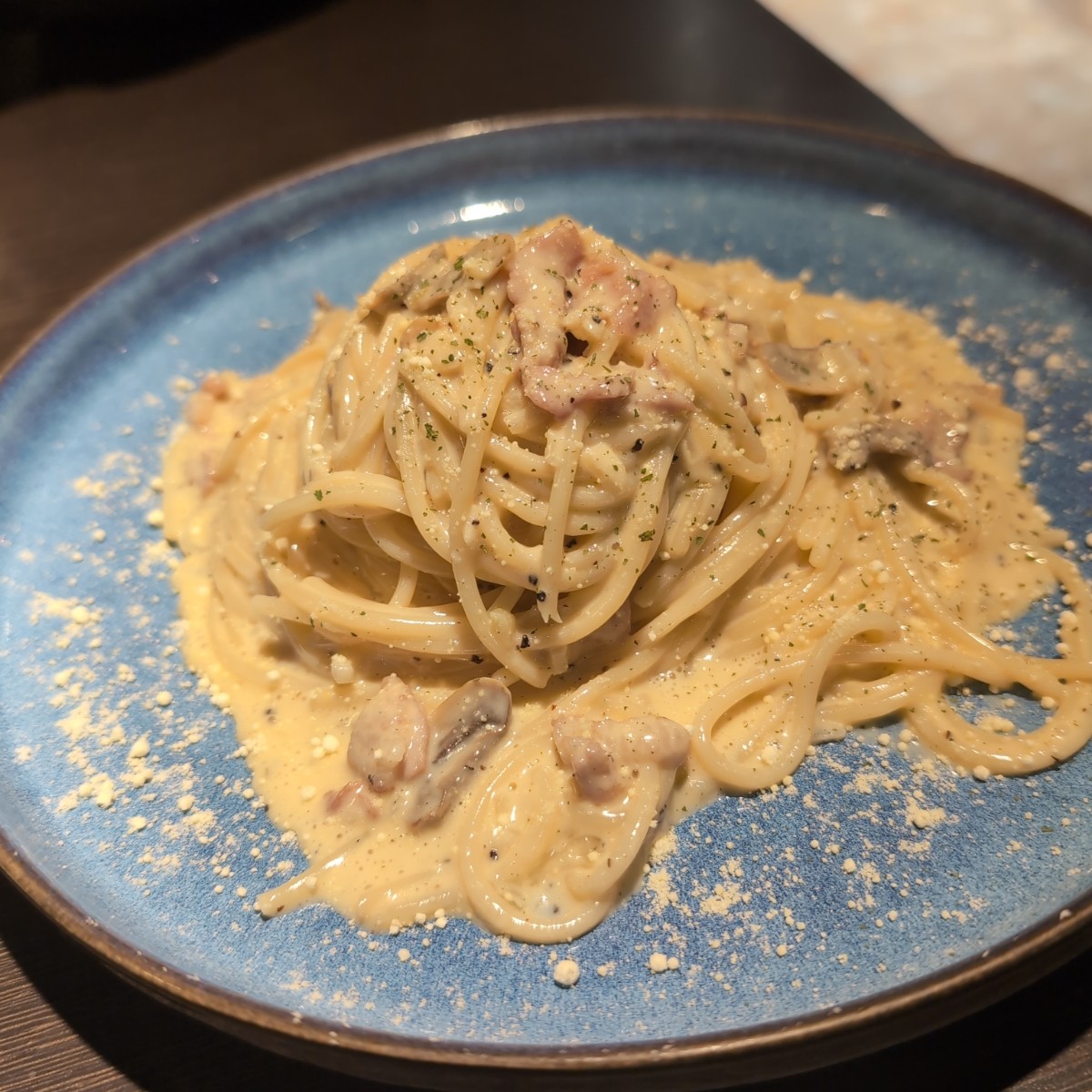 尼西義大利麵 のレストランの写真：蘑菇培根蛋奶義大利麵 by句點 