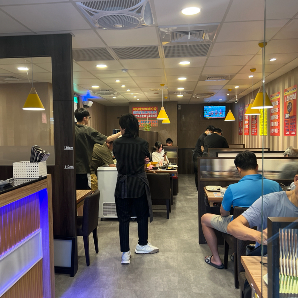 寶神日式涮涮鍋 基隆大武崙店 的外觀氛圍圖片：開門就可以看到櫃檯、自助吧、座位

櫃檯旁的屏風有貼110&#x2F;130cm的身高標籤
店家有提供共鍋補費 由Kama Lin 拍攝