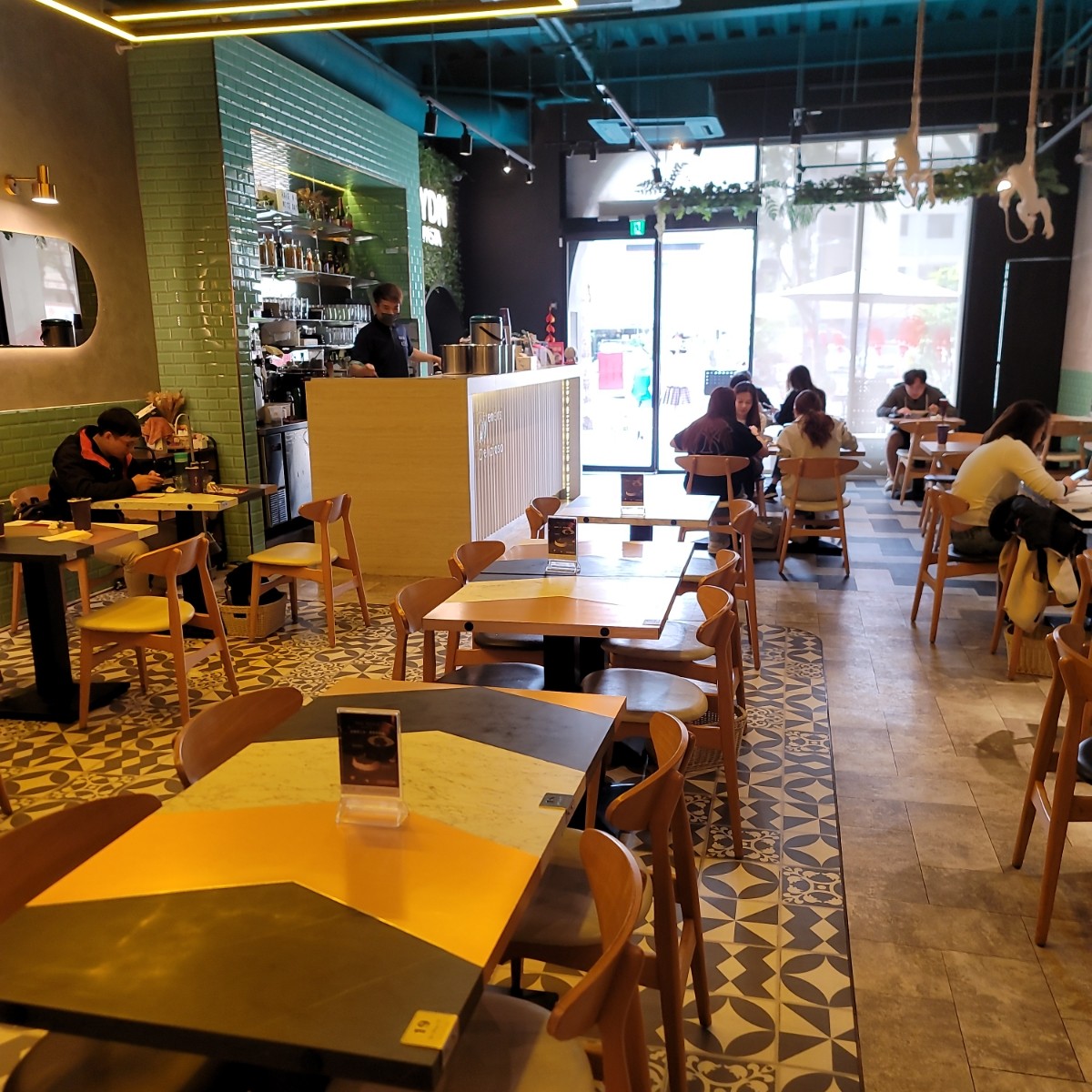 亞丁尼義式麵屋—永春店 の雰囲気の写真：用完餐後約一點多人才變少 by我愛說實話 