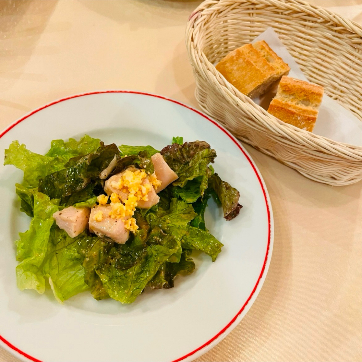 パリのワイン食堂 東銀座店 のメニューの写真：ランチセットのサラダとパン byはらぺこちゃん 
