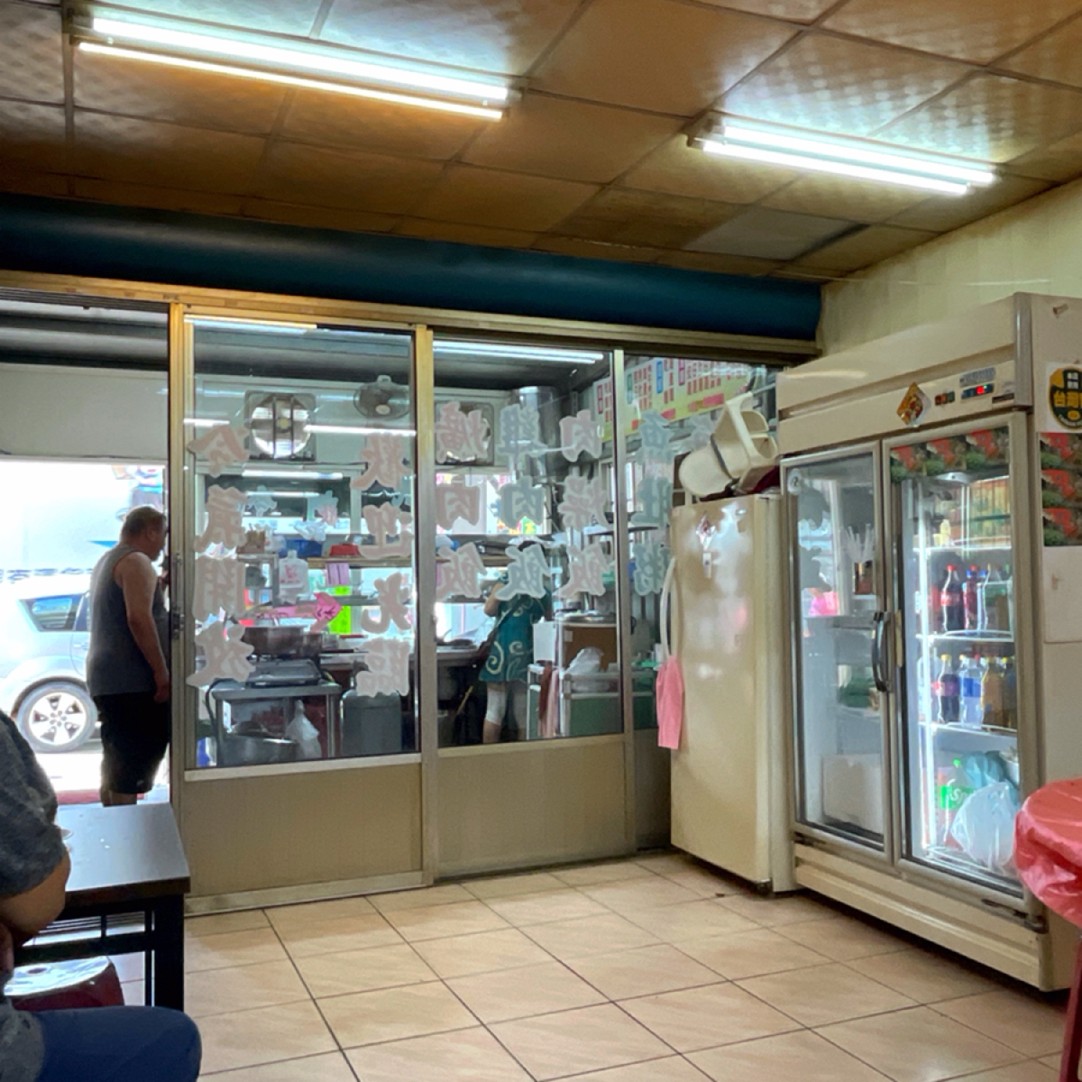 如意小吃 的外觀氛圍圖片：店內的部分（朝外）
店很小，但打理的算乾淨的！
難免地板上還是會有些油污。 由一刻又一嗑 拍攝