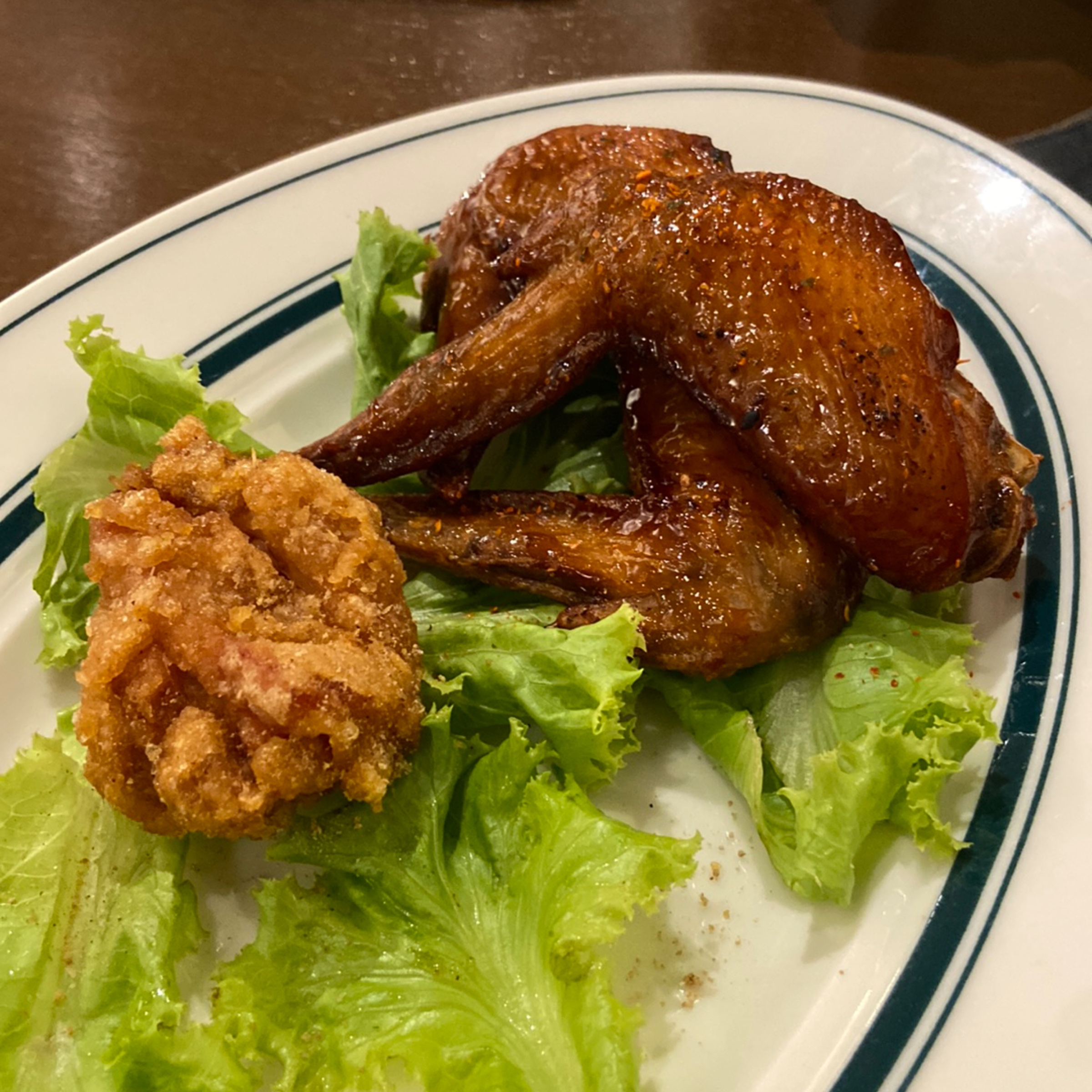 Menu image of 青春漢堡 台北世貿店: 炸雞與雞翅雙拼（雙人豐盛套餐的小食） shot by hxapp