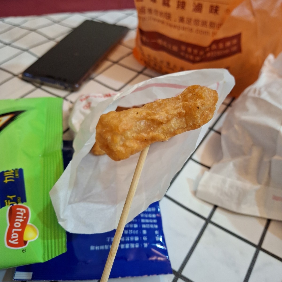 胖老爹美式炸雞 基隆中山復興店 のレストランの写真：滿額贈送的甜不辣，滿好吃的，不會太乾太硬，皮也偏軟，而甜不辣本體還有點QQ的，好吃👍 by美食肥之豬 