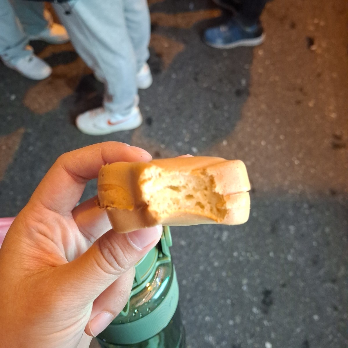 Meal image of 你好！雞蛋糕: 這個厚度我覺得可以，至少裡面不是空心的。
吃起來挺蓬鬆的，微甜微甜的感覺，而且也沒有出現太乾或不熟的 shot by 美食肥之豬