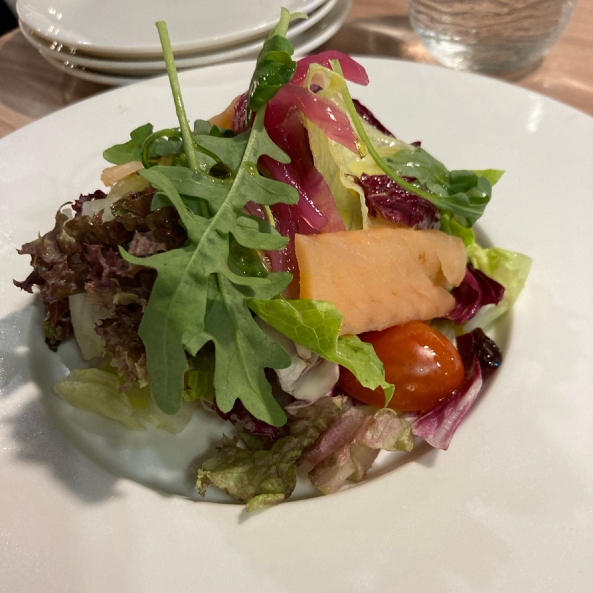 Meal image of Snail 蝸牛義大利餐廳 敦南店: 個人套餐組合A +$180的開胃菜-鮭魚小沙拉 shot by 小蛙