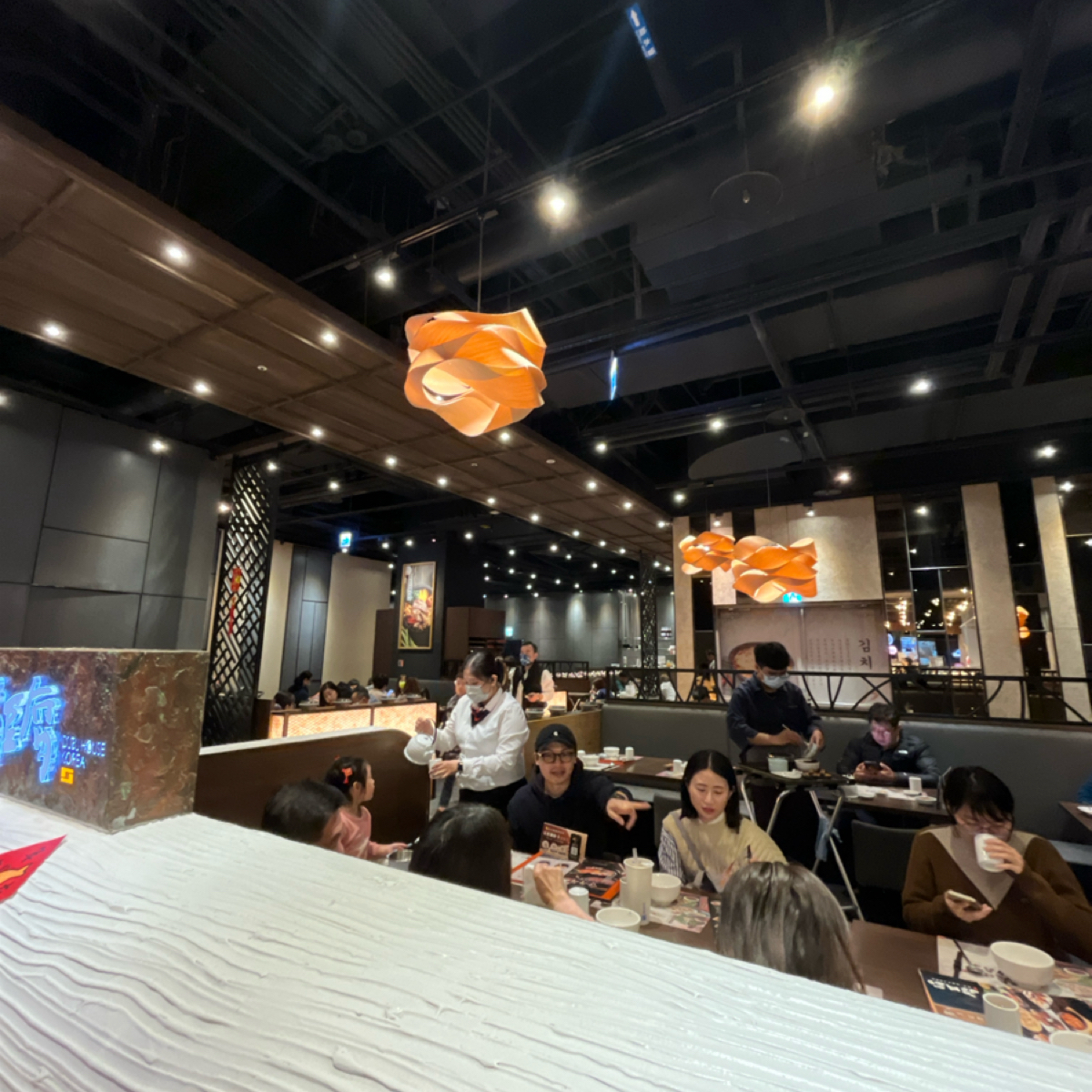 Vibe image of 涓豆腐 台中文心秀泰店: 大致座位 shot by 漂釀美眉