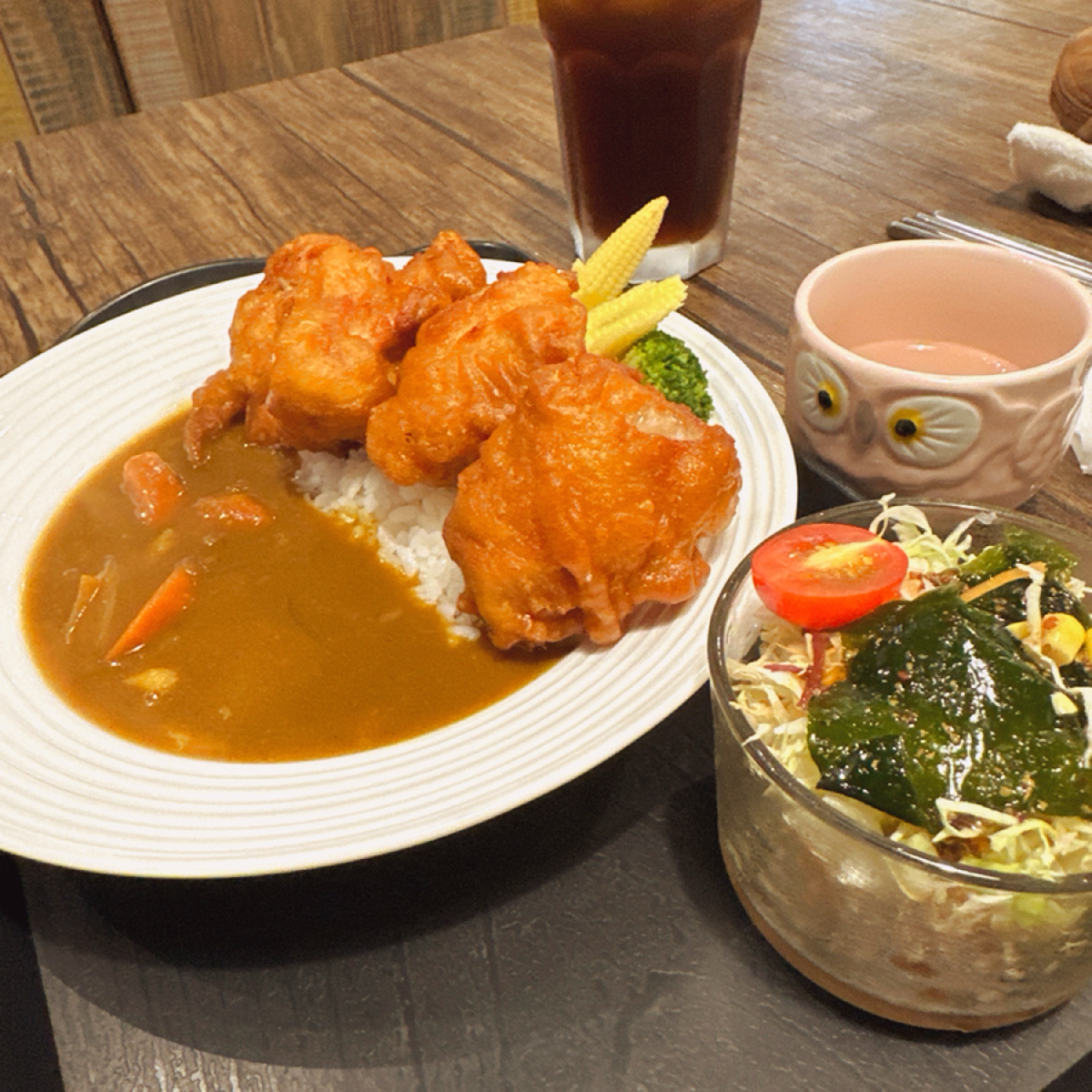 跩跩的窩 燒肉丼 カレー 的餐點圖片：唐揚雞咖喱飯套餐
雞塊很大塊，是我喜歡的裹粉漿炸雞，超juicy 由阿波卡 拍攝