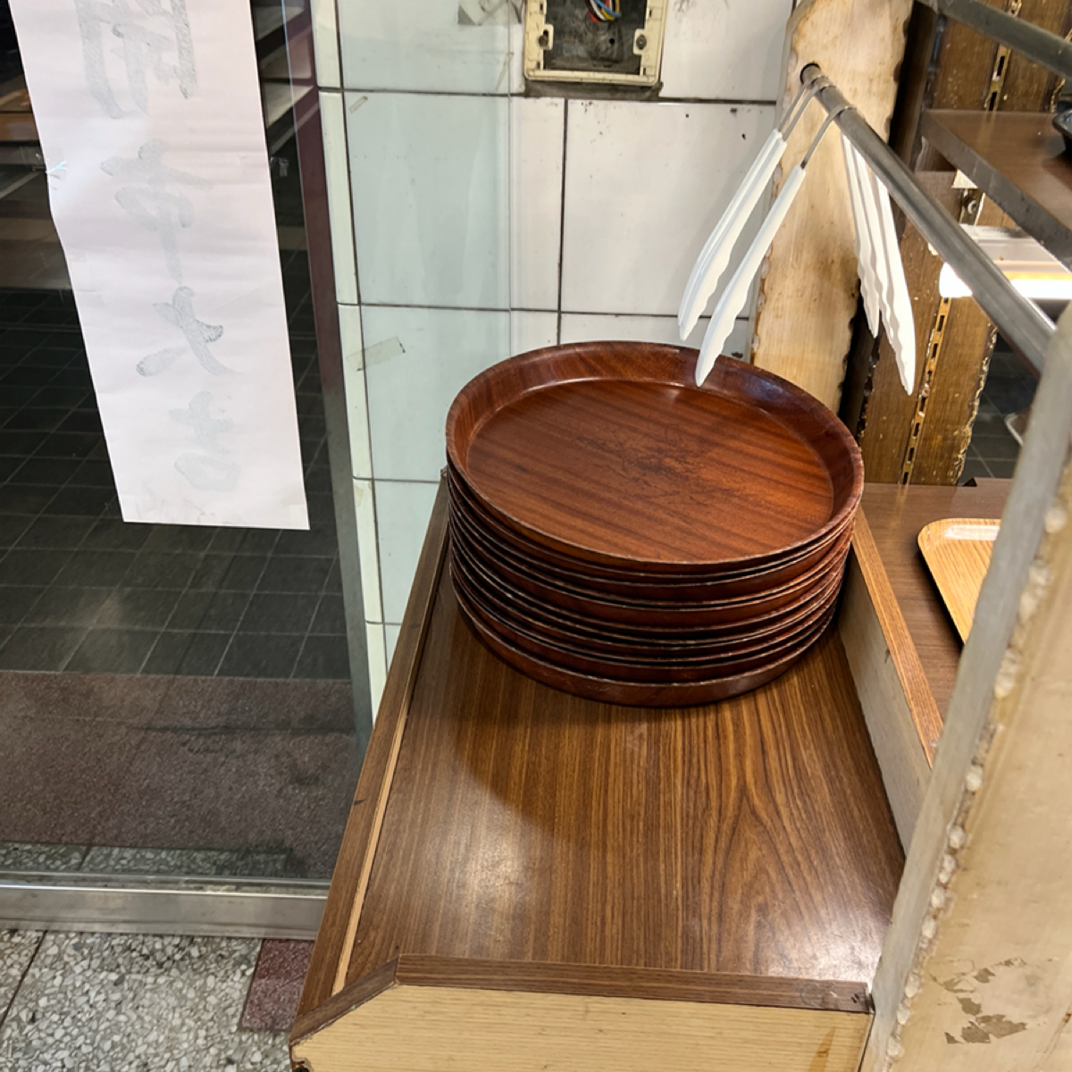 西拉蕊烘焙坊 正氣店 の雰囲気の写真：ㄧ進店的門口，左手邊就有托盤供客人使用。 byYo 