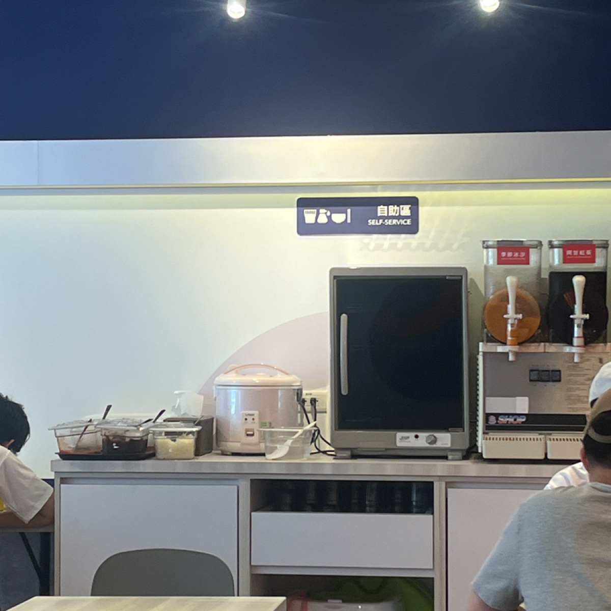 Vibe image of 12MINI快煮鍋 新莊捷運輔大店: 自助式的餐具醬料飲料區 shot by Elsaaaaaa