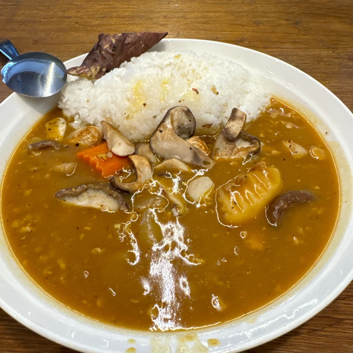 花朵木餐廳 的餐點圖片：炒鮮菇咖哩飯 由食、動、健康 拍攝