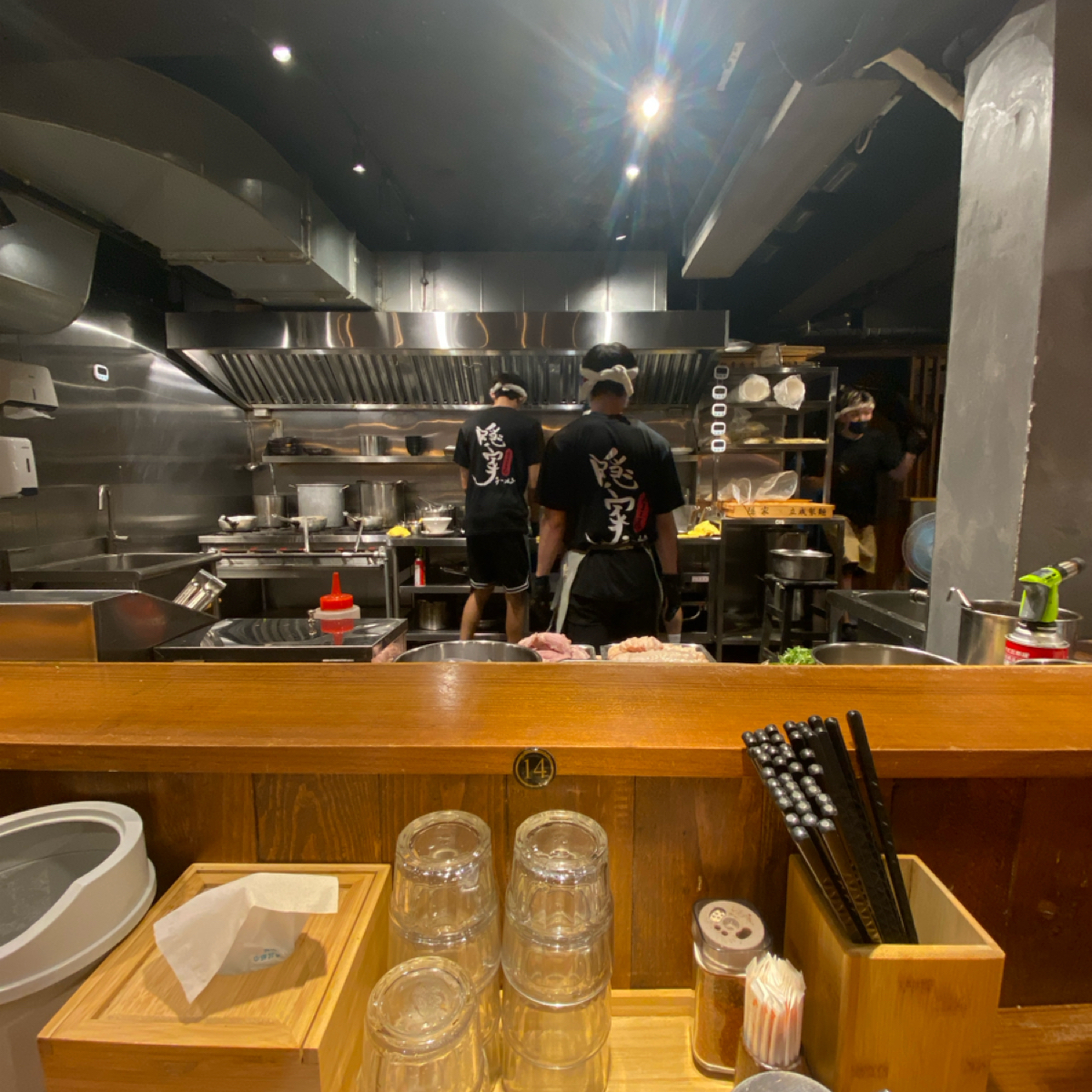 Vibe image of 隱家拉麵 士林店: 開放式廚房 shot by 美食肥之豬