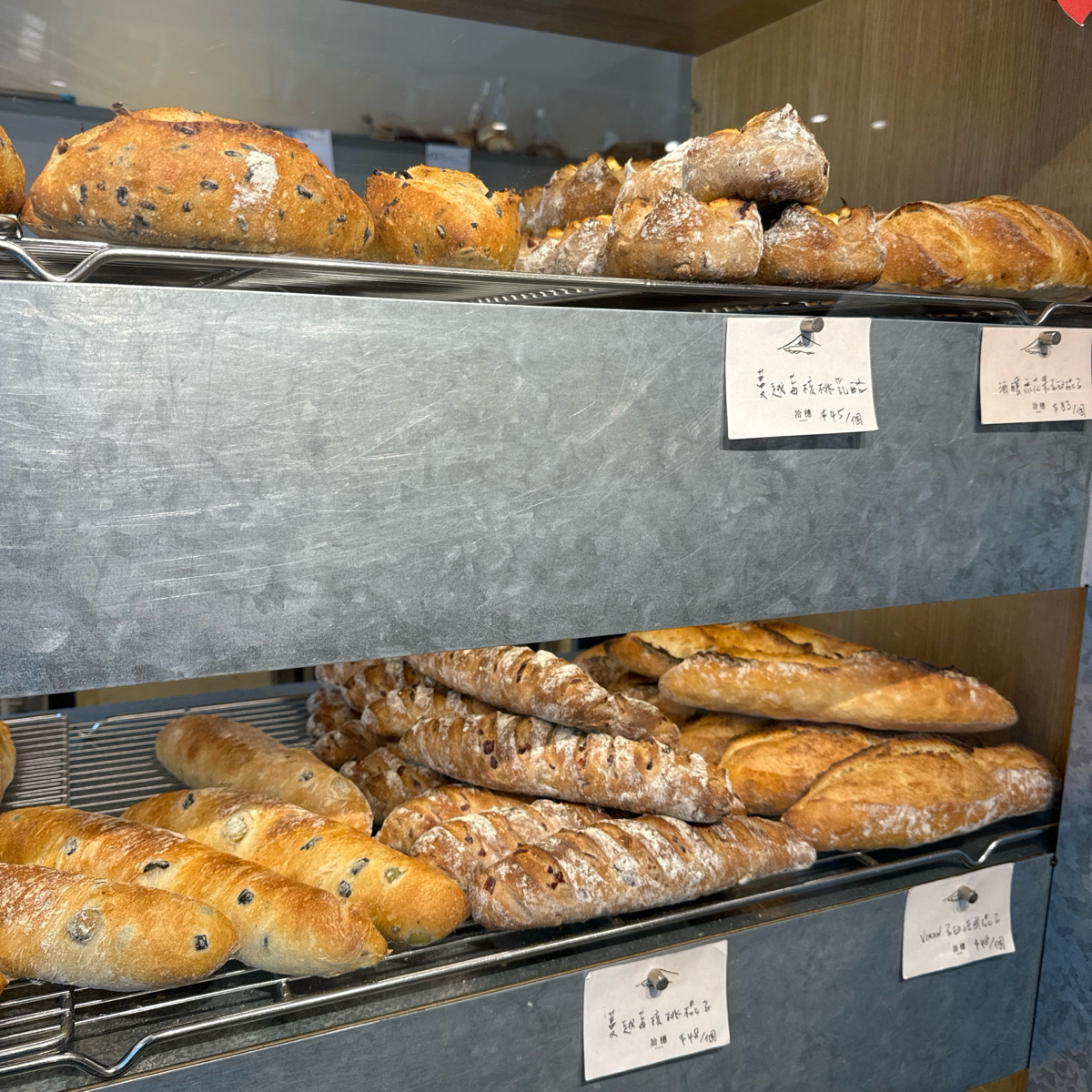 拾穗Bakery 麵包烘焙專門店 の雰囲気の写真：店內販售許多款麵包 by小青蛙🐸 