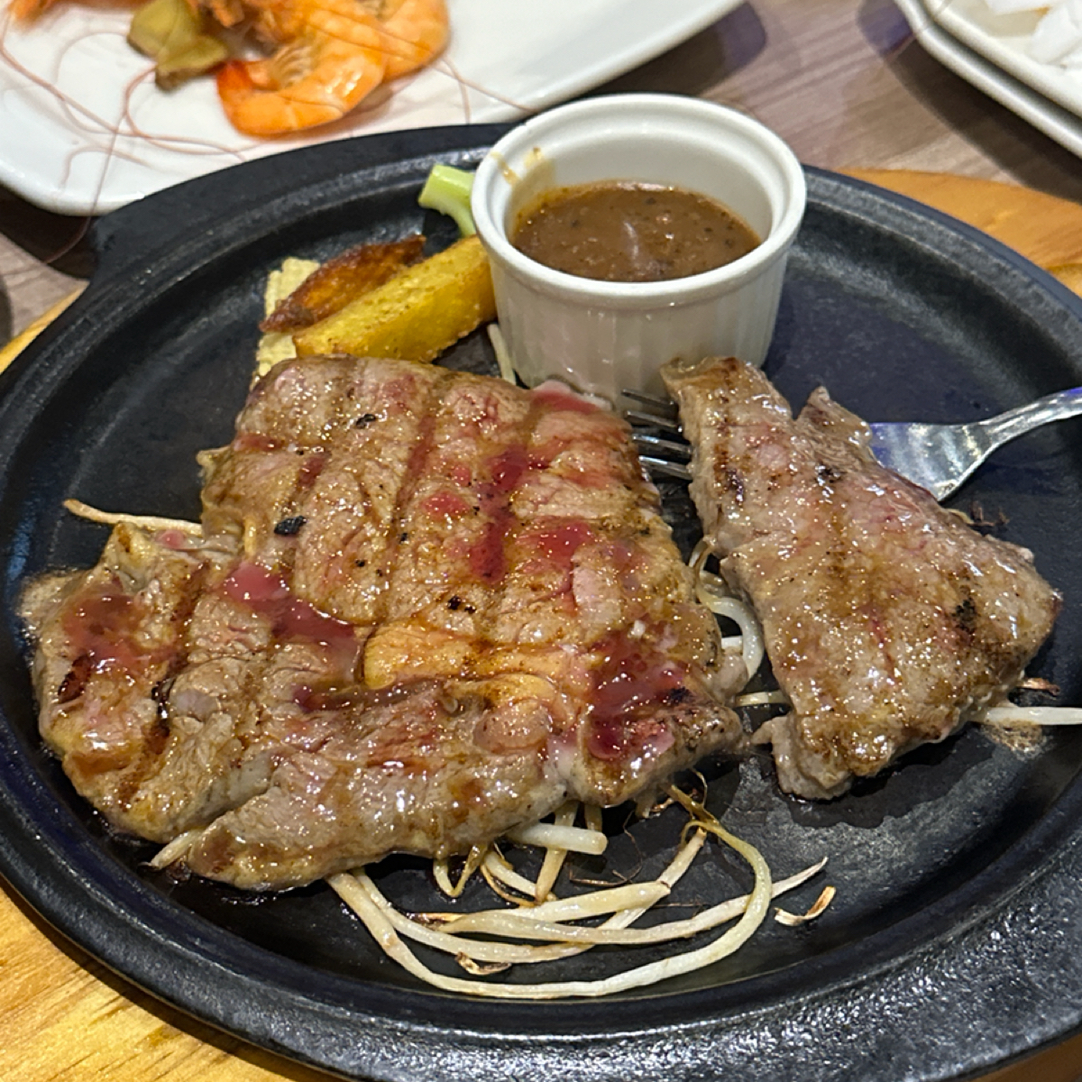 Meal image of 牛釜山牛排 金馬店: 3分熟的沙朗牛排 shot by 艾瑪