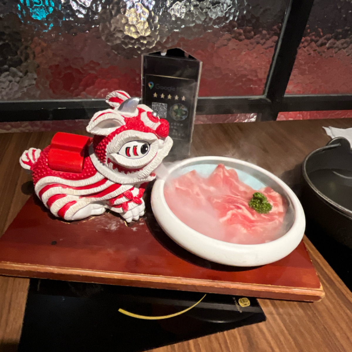 燒瓶子。大肆の鍋 南屯店 のレストランの写真：生日送的肉品，還滿有趣味性的，小獅子會吐乾冰。 byYo 