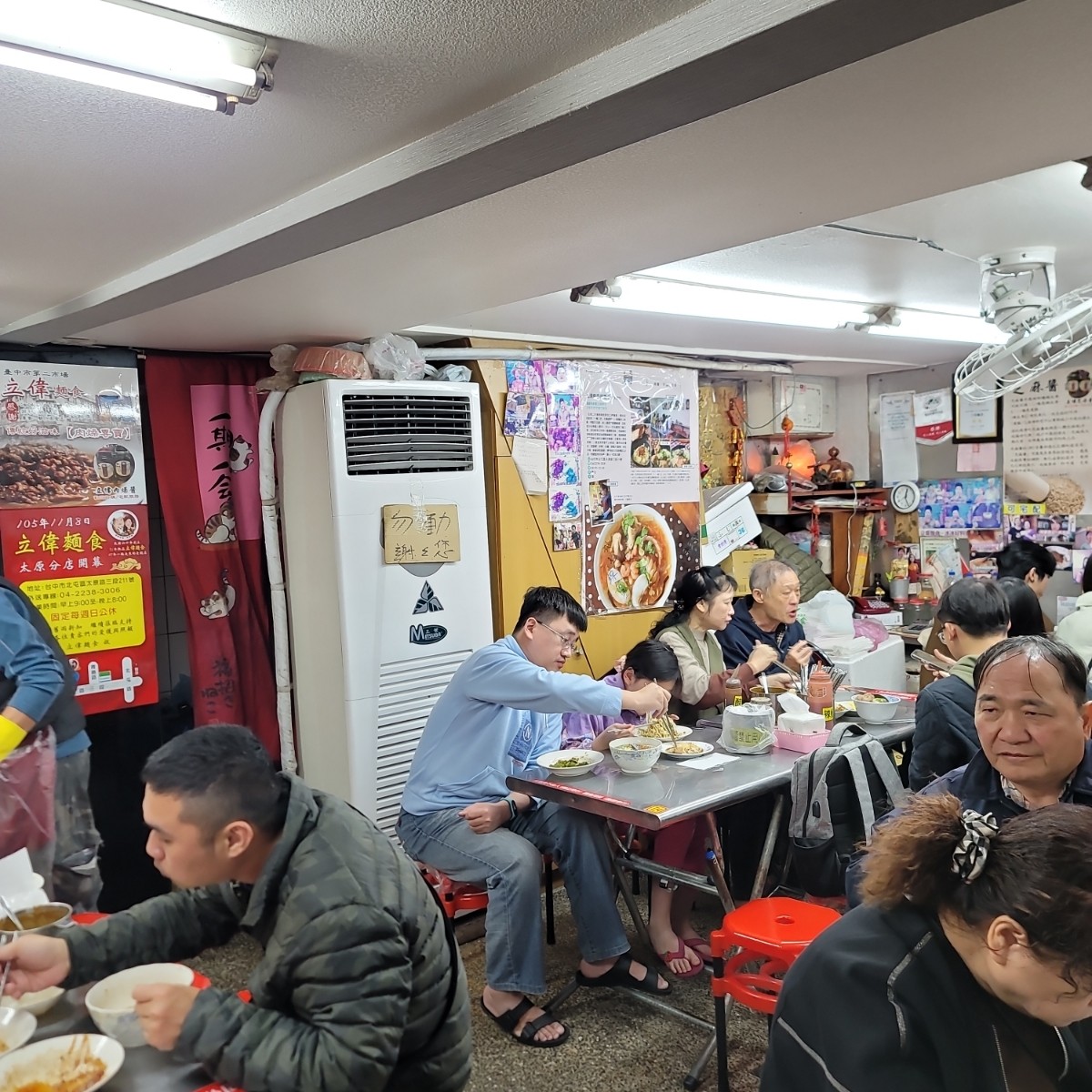 Vibe image of 立偉麵食: 用餐時間店內坐滿 shot by 我愛說實話