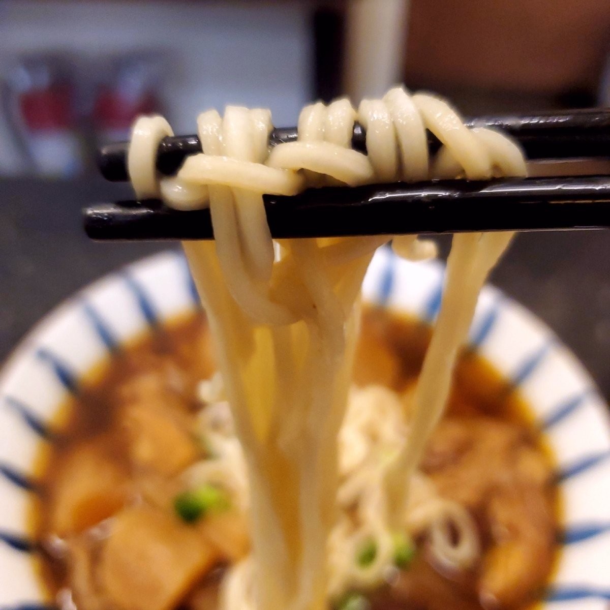 Meal image of 榕樹下王董牛肉麵: 麵條的部分有四種麵條可以選擇，
今天我選擇細麵！口感Q彈滑順帶點咬勁
麵條不會軟爛，煮得剛剛好！
整 shot by 吃貨胖胖