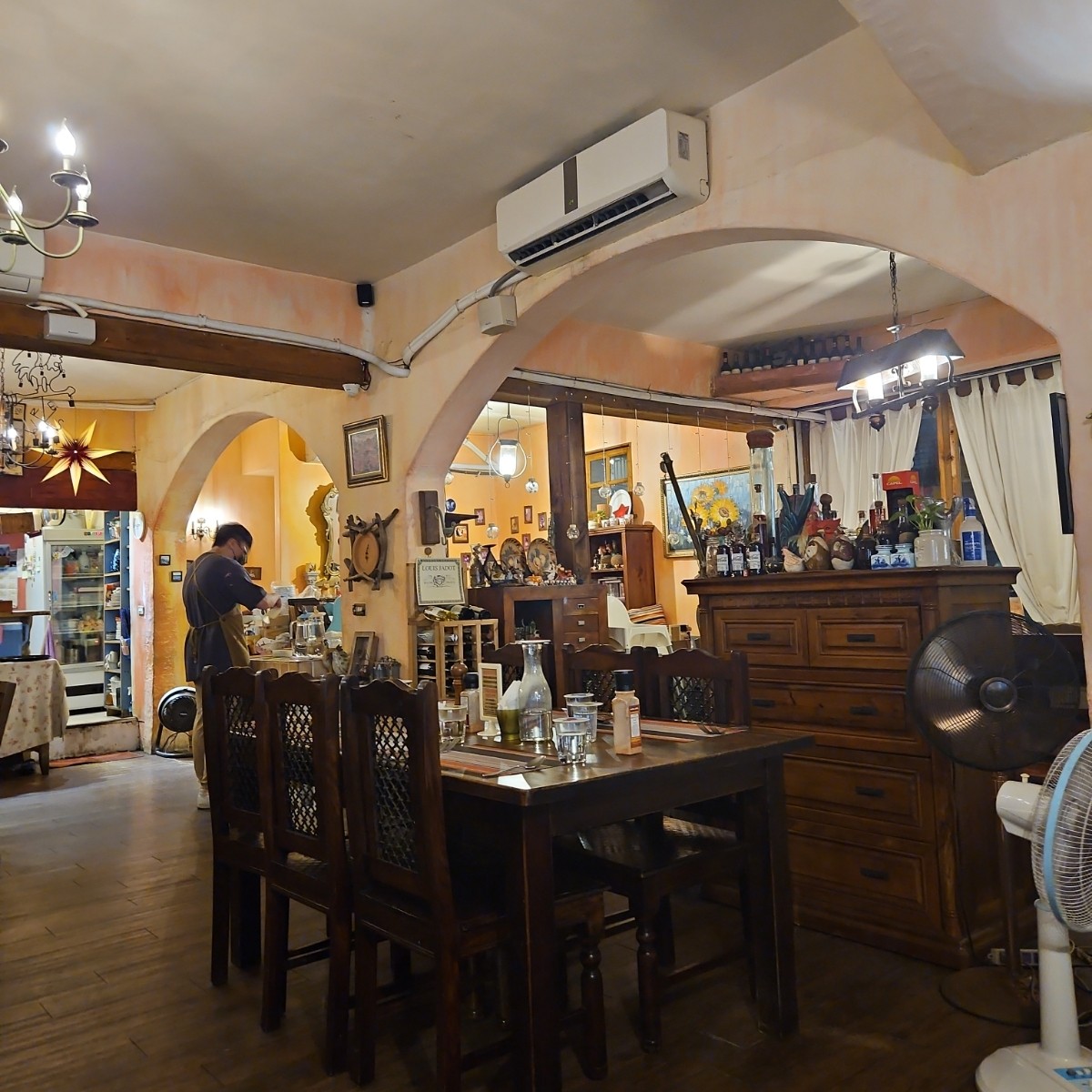Vibe image of 彼得公雞地中海料理: 店內2 shot by Wumei