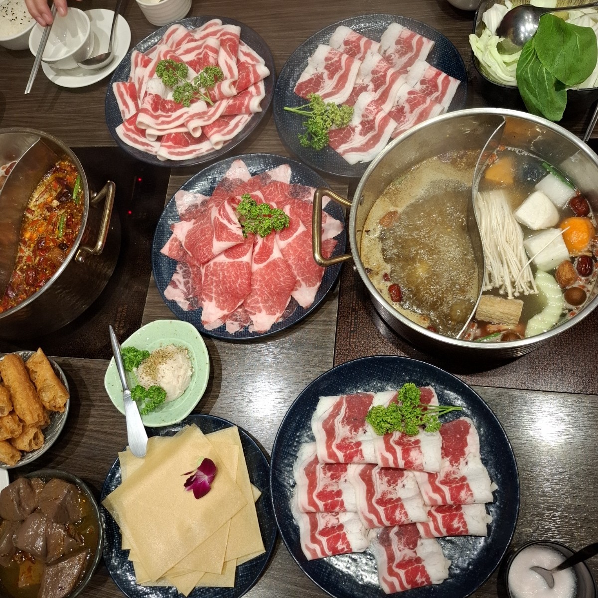 Meal image of 草原風蒙古火鍋 劍潭店: 四人餐（還有兩盤肉沒拍到） shot by Tal