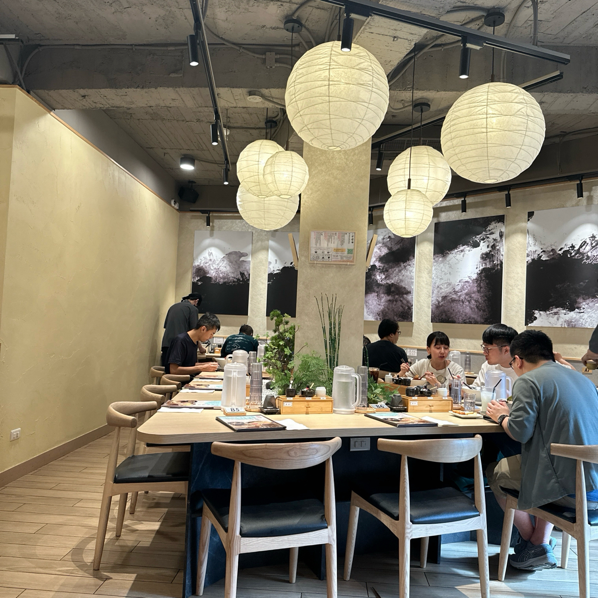 Vibe image of 麵屋 千雲 光華店: 座位間不會昏暗擁擠
是個很舒服的用餐環境 shot by 阿波卡